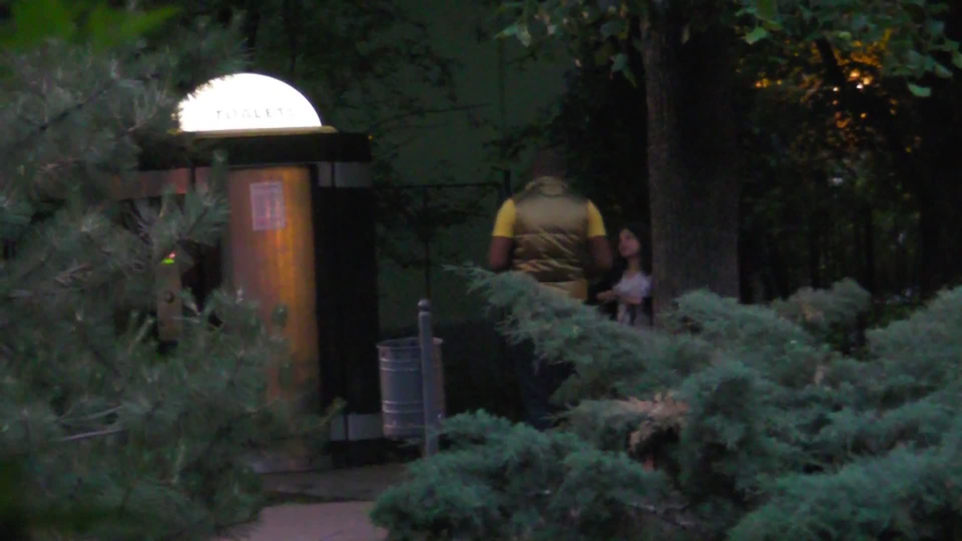 Inoke isi asteapta cuminte randul la toaleta publica