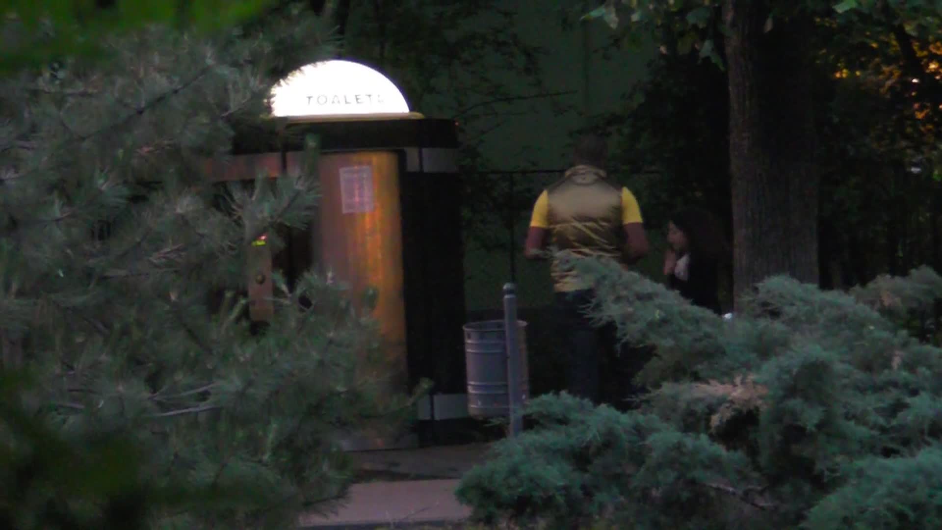 Dupa aproape 20 de minute de asteptari, pustoaica nu se mai poate abtine si incepe sa topaie de colo, colo