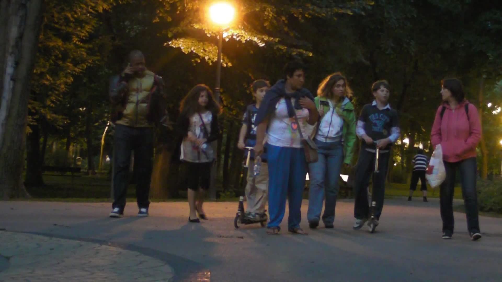 Vedeta Acasa TV si Inoke s-au intalnit in parc cu alti cunoscuti ai pustoaicei