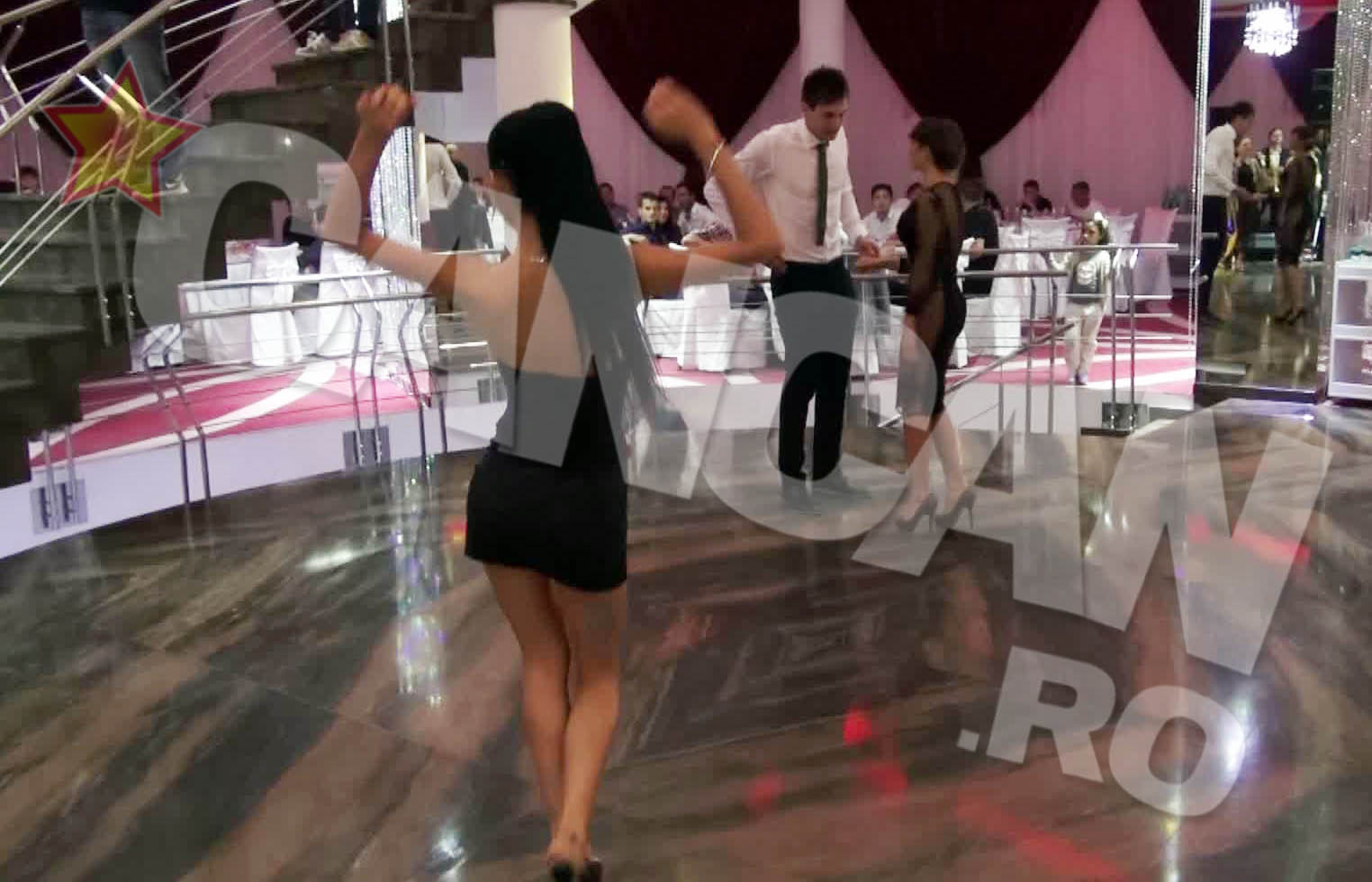 S-a ridicat de la mes si a mers tinta catre ring