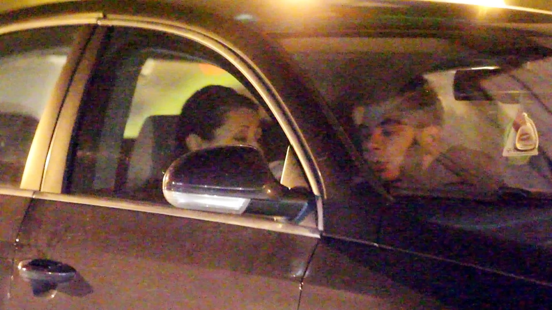 Mama Antoniei si tanarul ei iubit s-au certat minute bune in masina