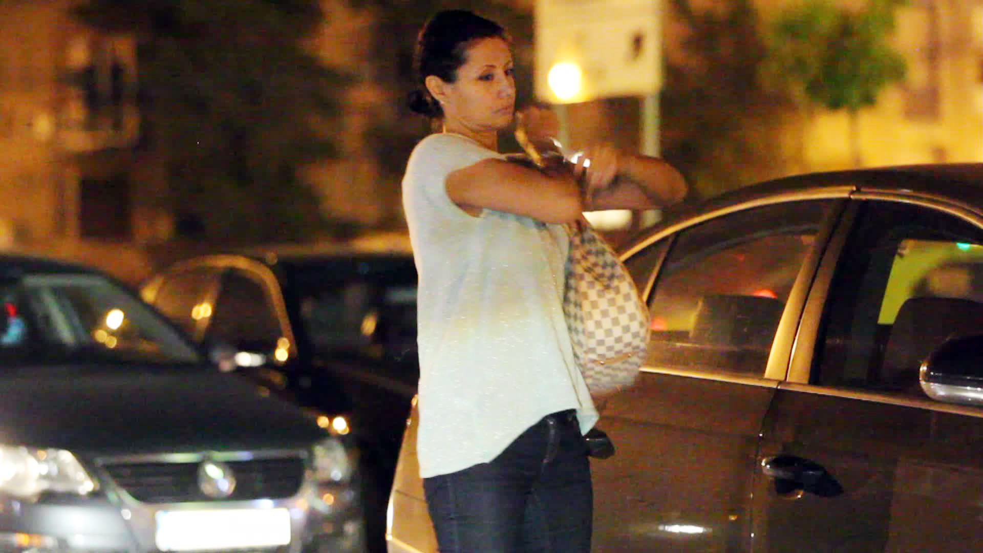 Denise Iacobescu iese oarecum suparata din masina iubitului ei