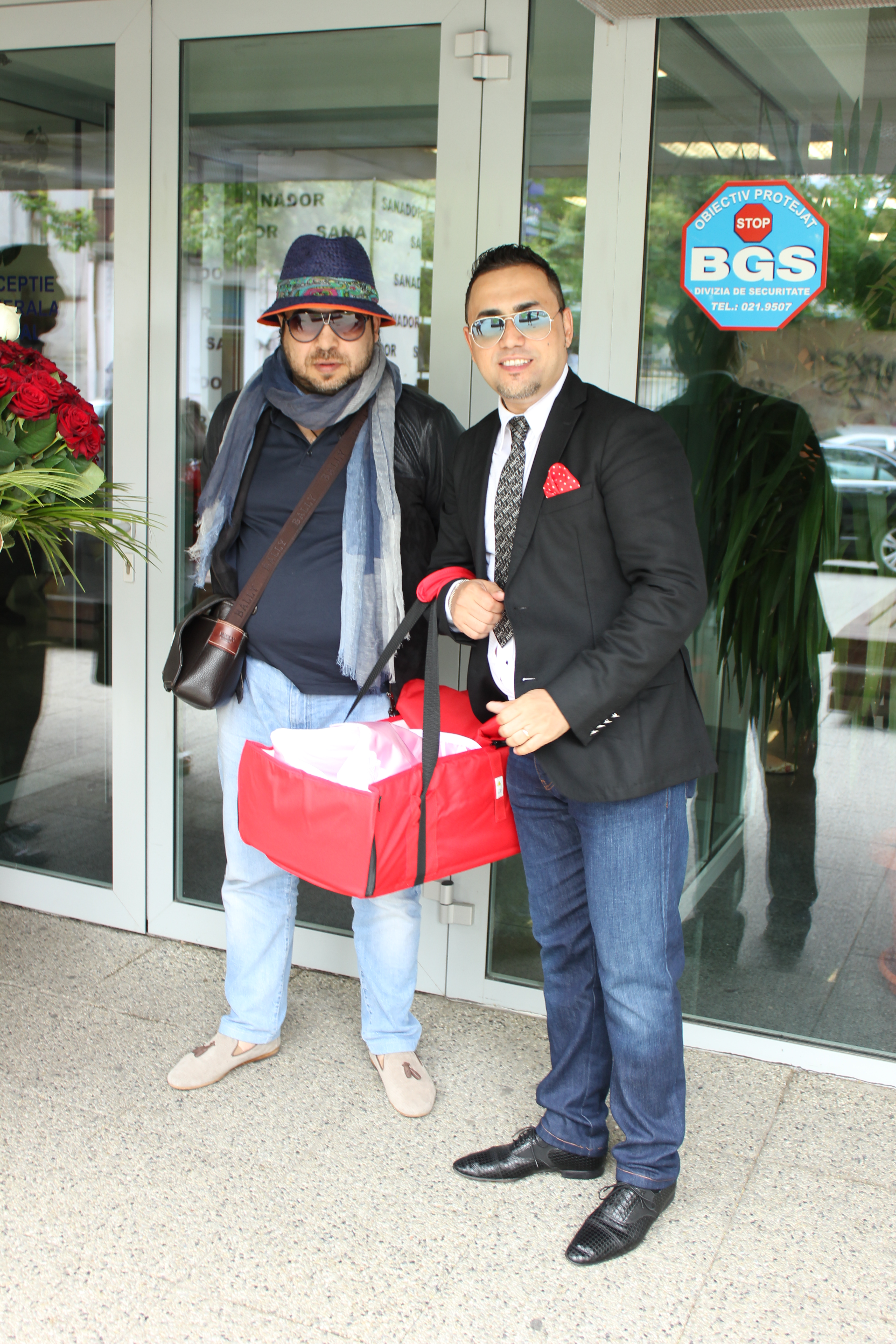 Sorinel iese fericit din spital cu fetita in cos. Dan Bursuc este mereu langa el.