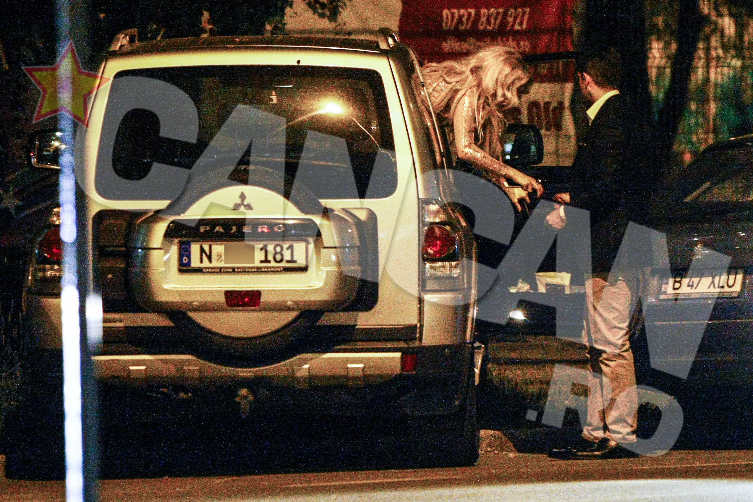 Cosmin intinde mana pentru ca Laura sa poata cobori din masina