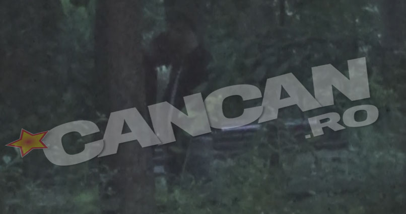 Cei doi prieteni au sprijinit impreuna un copac si apoi s-au intors la fete