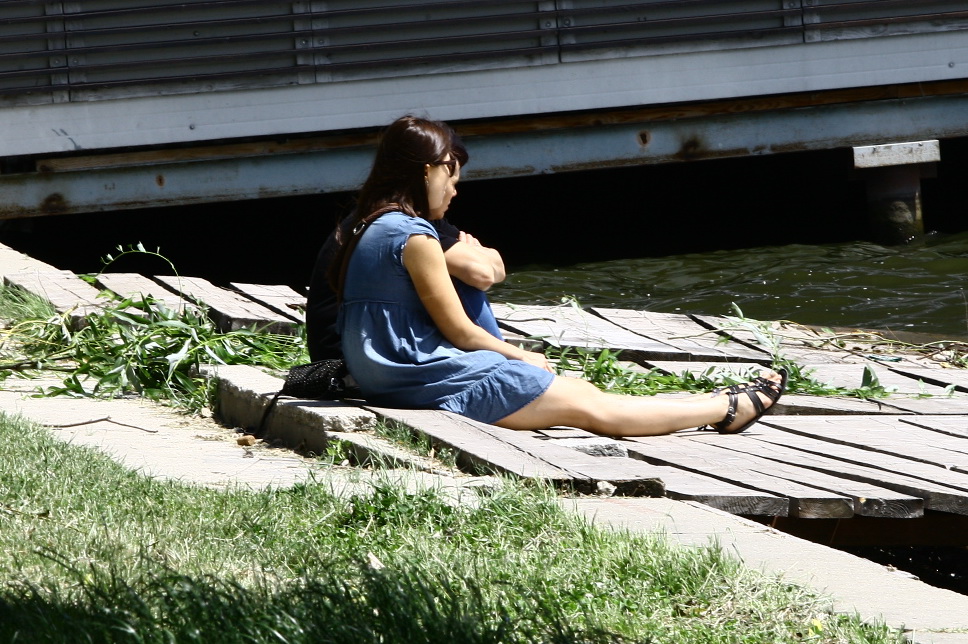 Artista sta asezata direct pe jos, intr-o pozitierelaxata, fara sa-i pese ca poate fi vazuta