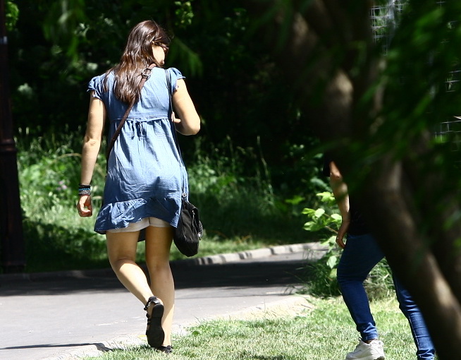 Cantareata se plictiseste la un moment dat si se ridica de pe bordura pe care a petrecut aproape o ora. Nu se mai oboseste sa-si scuture rochita