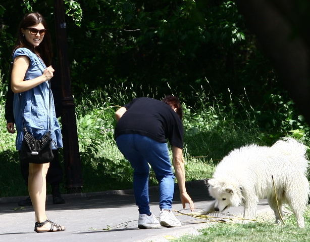 Insotita de o amica si de...cel mai bun prieten al sau, Paula se retrage catre casa