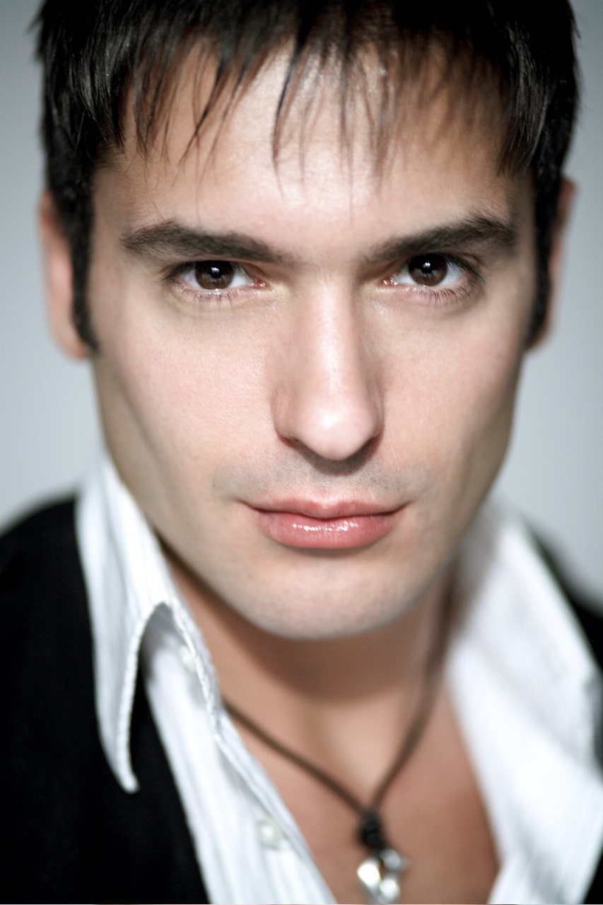 De cate ori are ocazia, fie o scoate in Photoshop, fie o machiaza puternic ca sa nu se vada