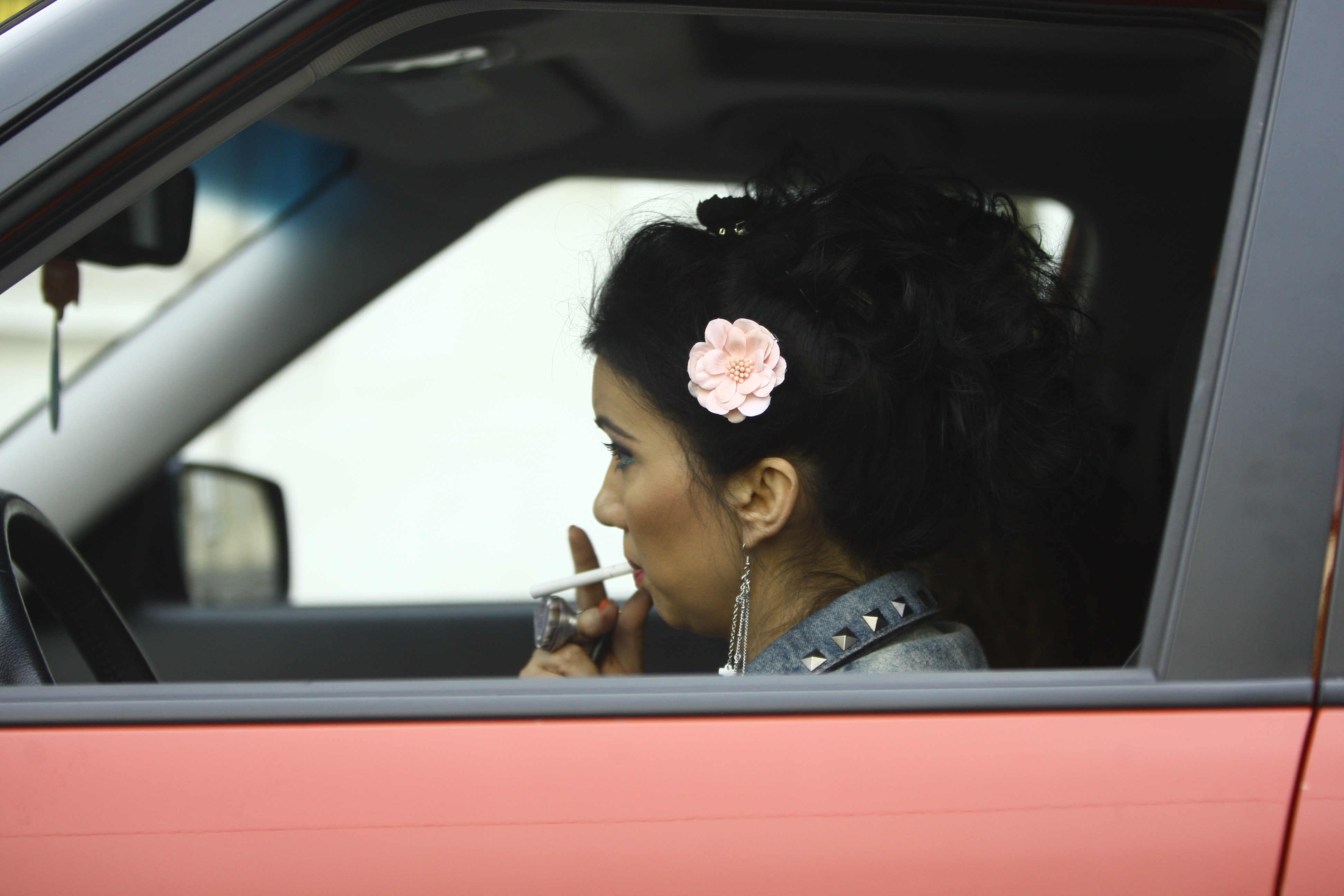 Adriana s-a lasat si rapucat de fumat de mai multe ori