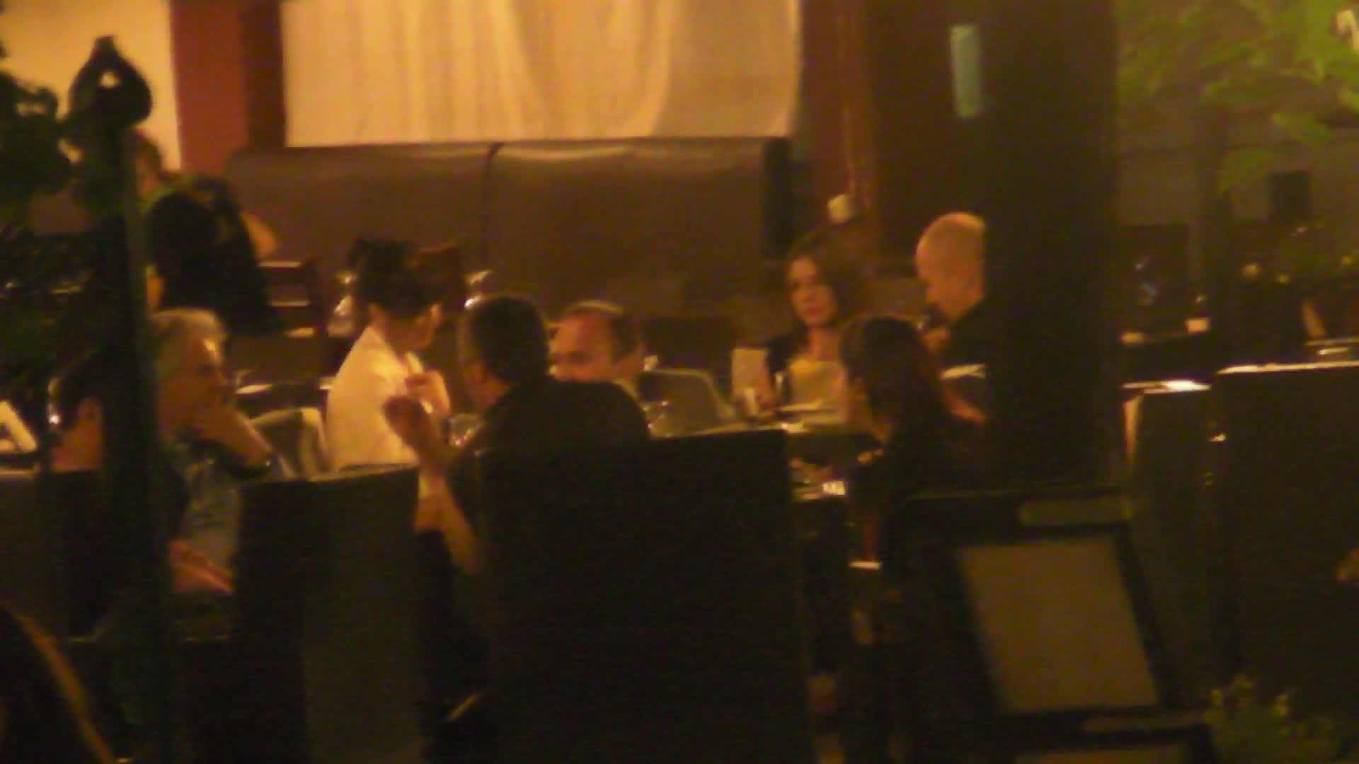 Inainte de a se apuca sa manance, Costi isi face semnul crucii