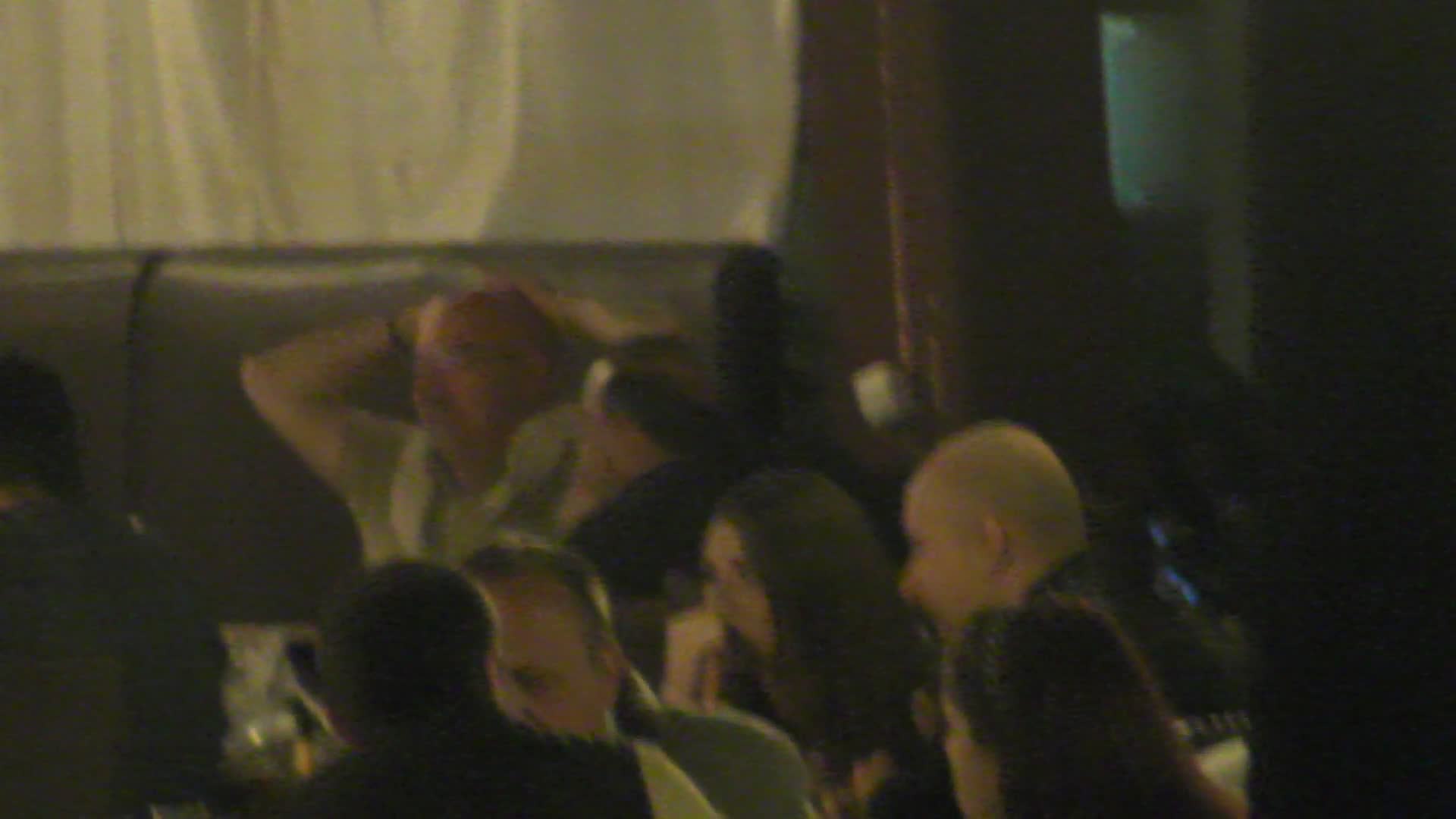 Posibila iubita a lui Costi s-a jucat pret de cateva minute cu un pai