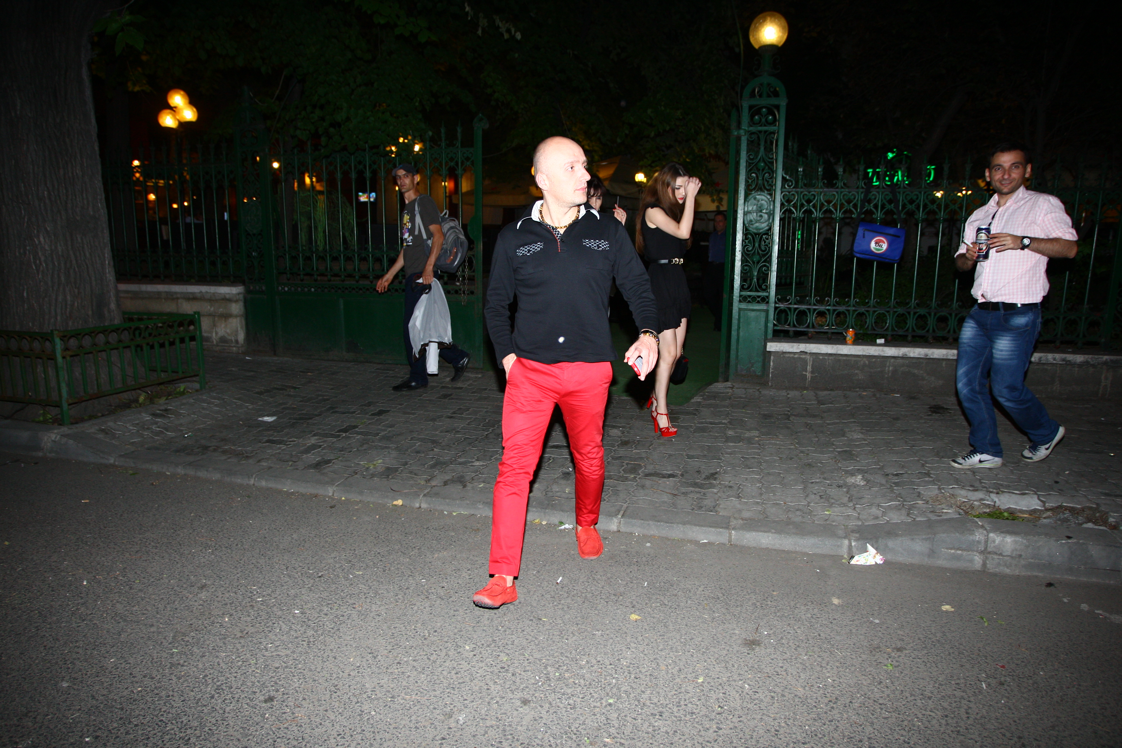 Atunci cand s-a vazut fotografiat, Costi le-a cerut celor doua doamne sa ramana in spate