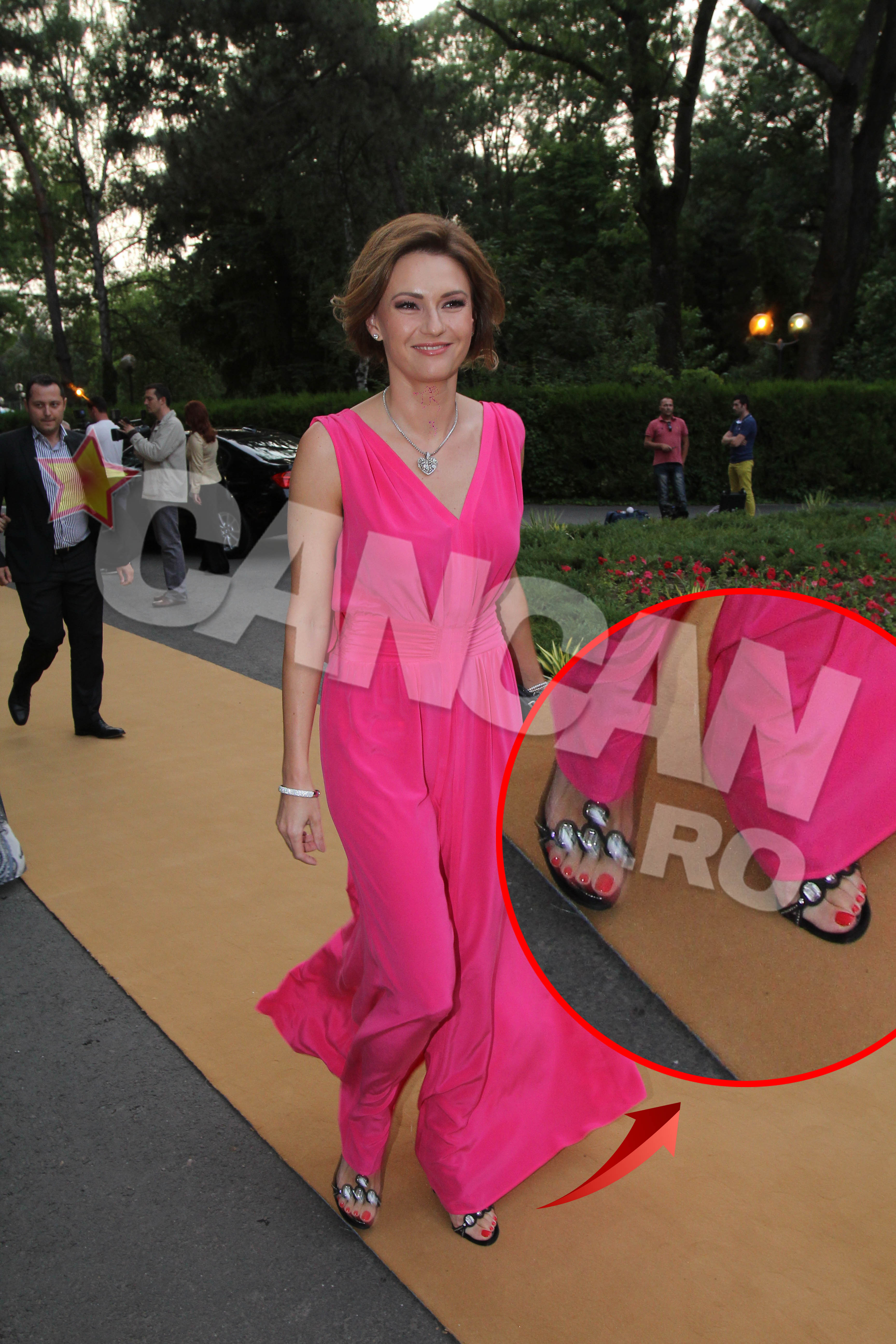 Dana Razboiu acorda o atentie deosebita picioarelor sale, afisant mereu o pedichiura impecabila