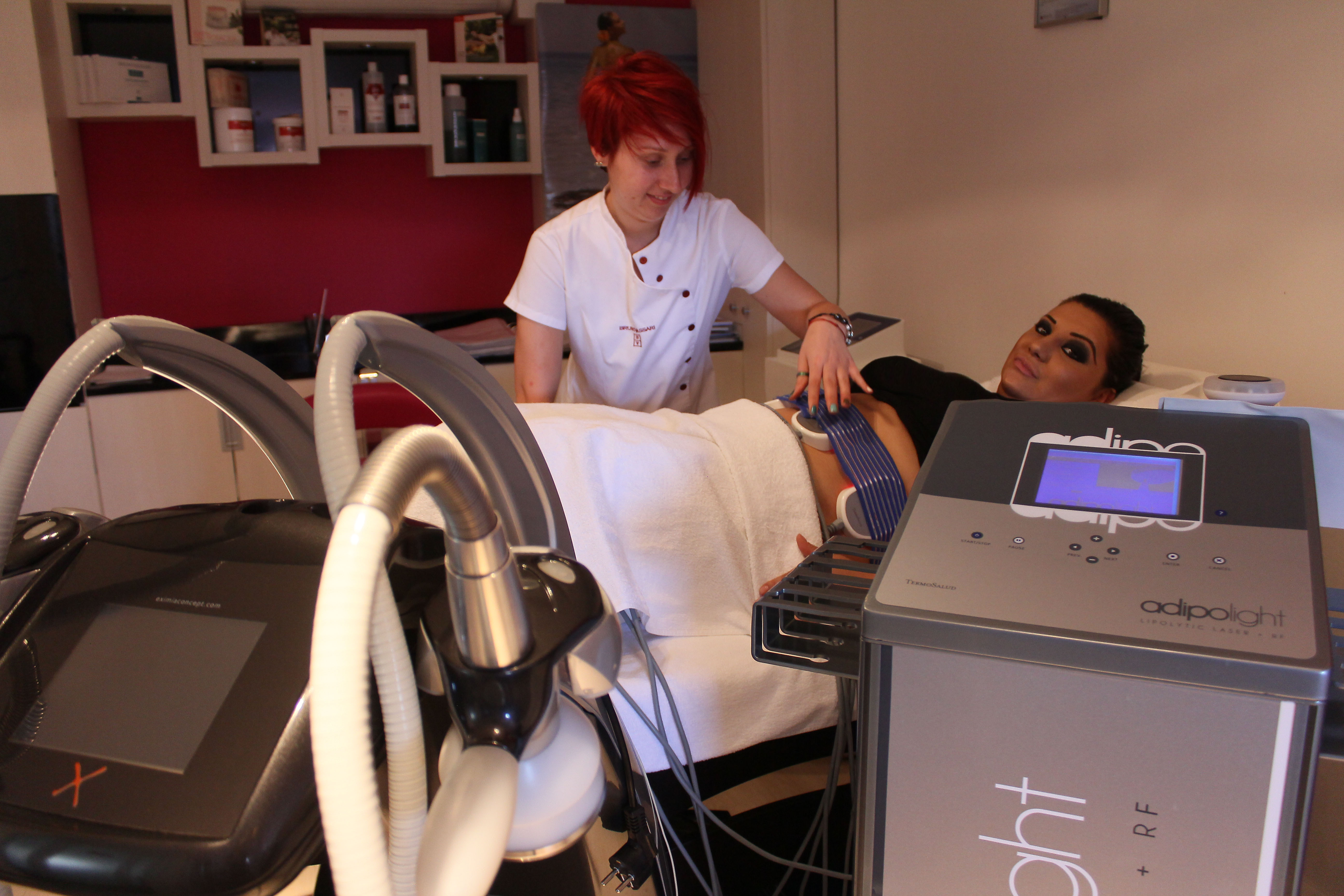 Bianca Rus face tratamente cu eximia. O sedinta costa 500 ron.