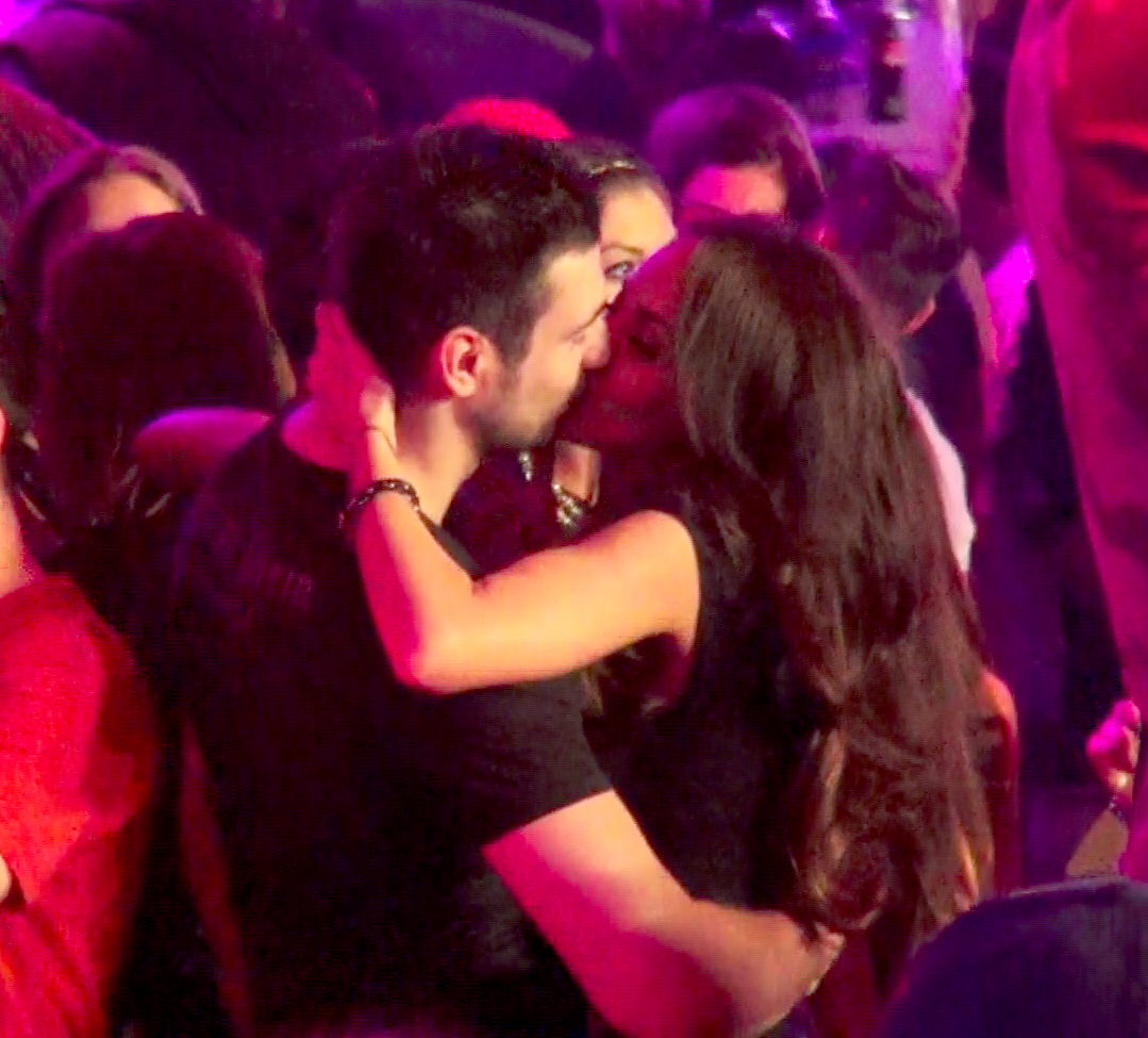 Luat de val, fiul selectionerului a uitat ca are guma in gura si s-a sarutat cu Monica in.. trei: el, ea si guma!