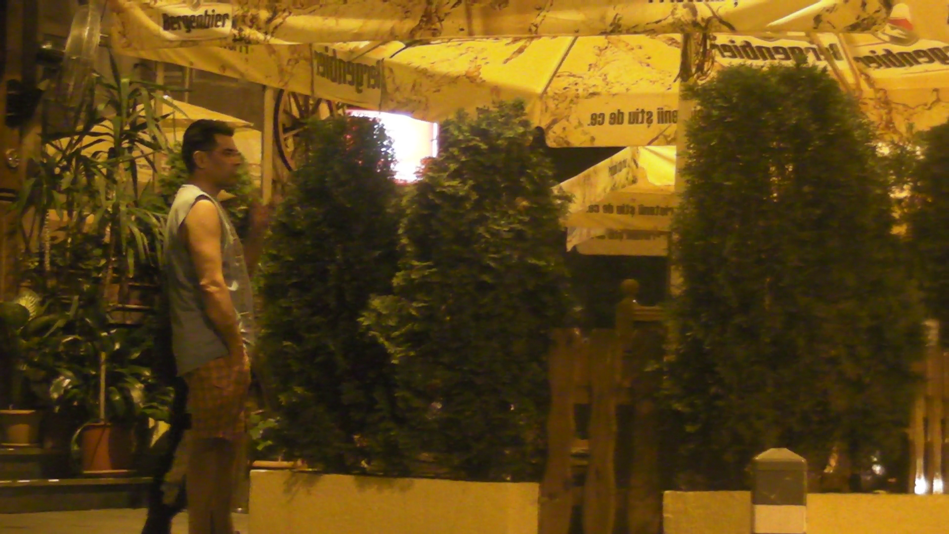 Fostul sot al Gabrielei Cristea a coborat din casa imbracat neglijent, intr-un maiou, in pantaloni scurti si pantofi