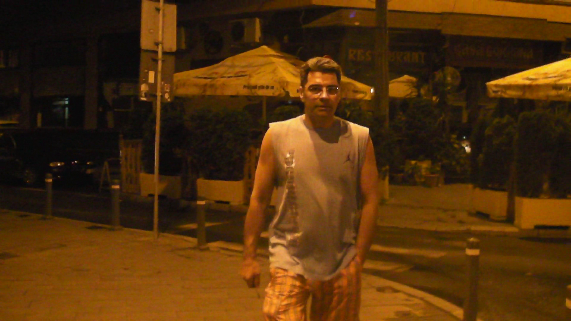 Fata de aparitiile lui publice, Marcel Toader este de recunoscut in tinuta lui de casa