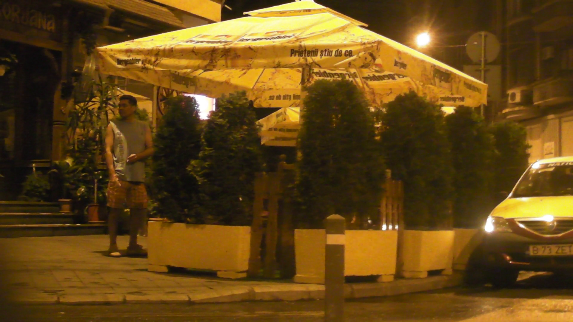 Deranjat de scandalarile grupului de rapidisti, afaceristul a ramas minute in sir la terasa unde si-a aprins nervos o tigara