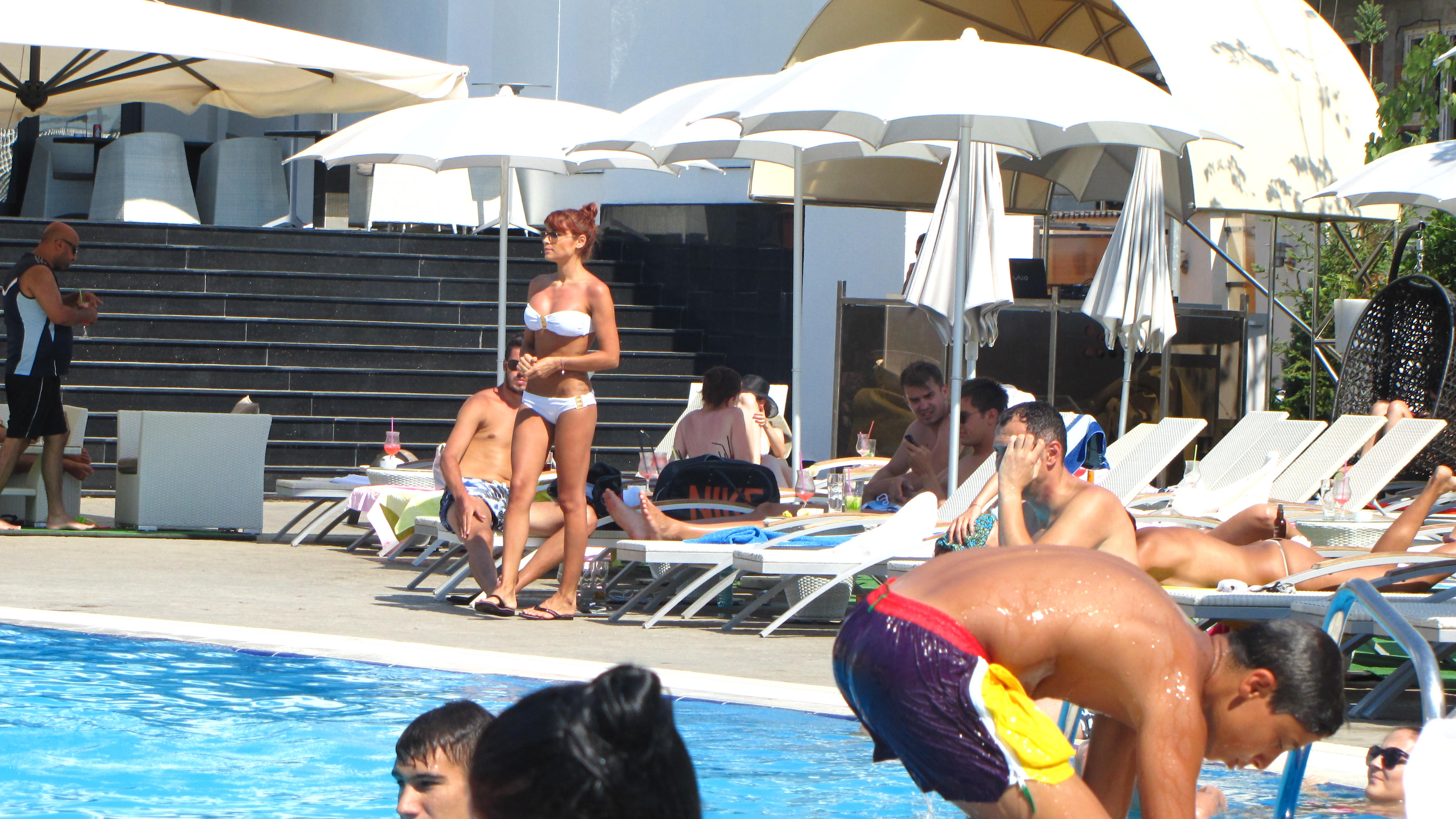 In 2012, Antoaneta devenise deja... lebada si isi etalamandra formele pe marginea piscinelor din Capitala