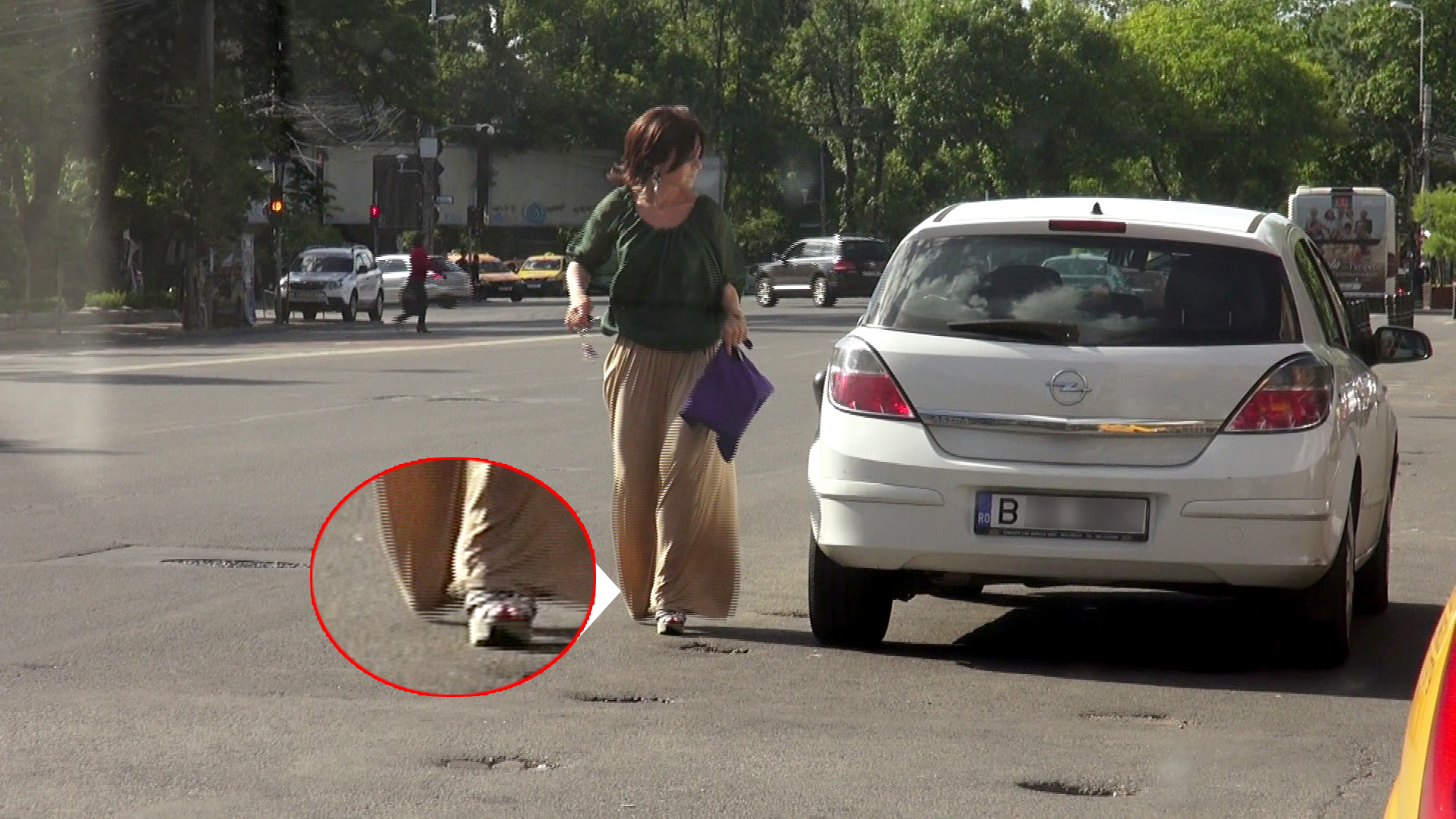 Oana Sarbu e atat de suparata incat nu sesizeaza ca s-a calcat pe fusta si continua sa mearga