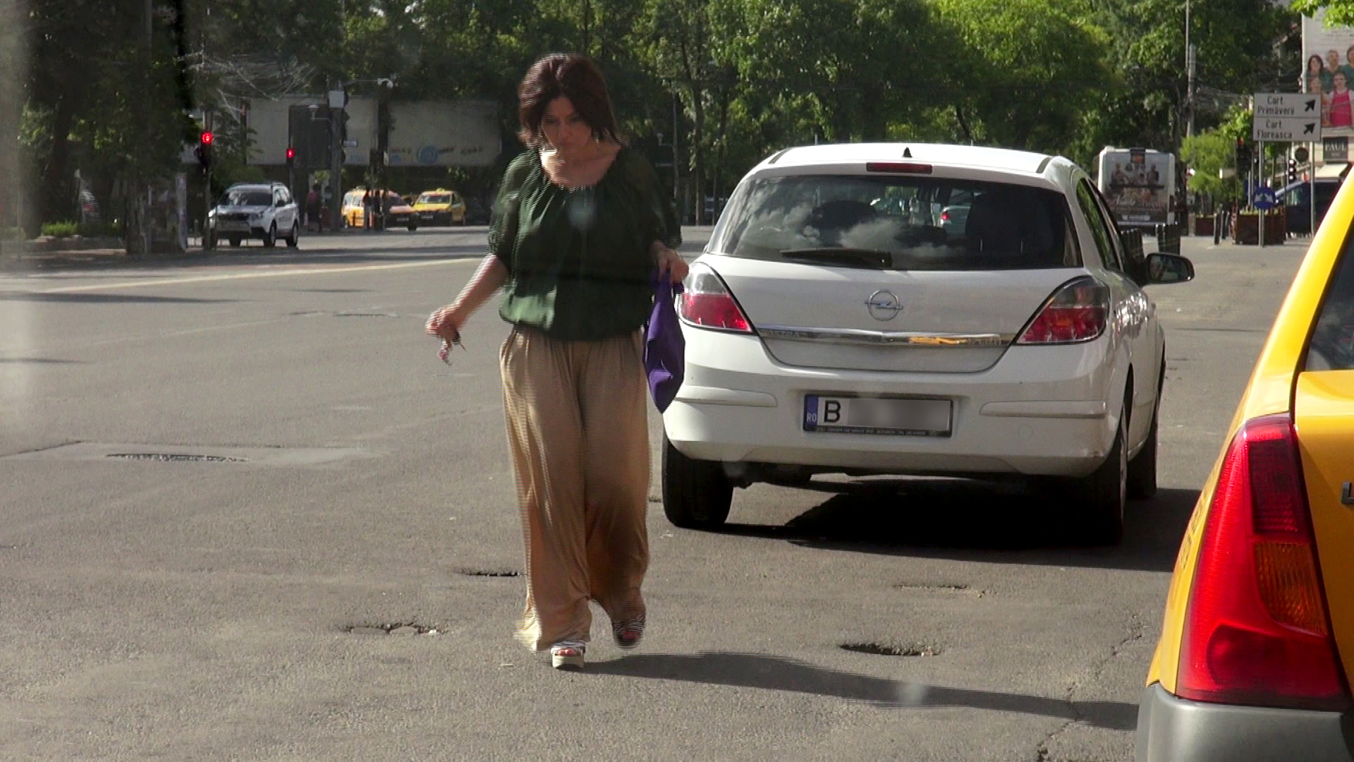 In cele din urma, cantareata reuseste sa-si elibereze fusta, dar chipul ii ramane la fel de incruntat