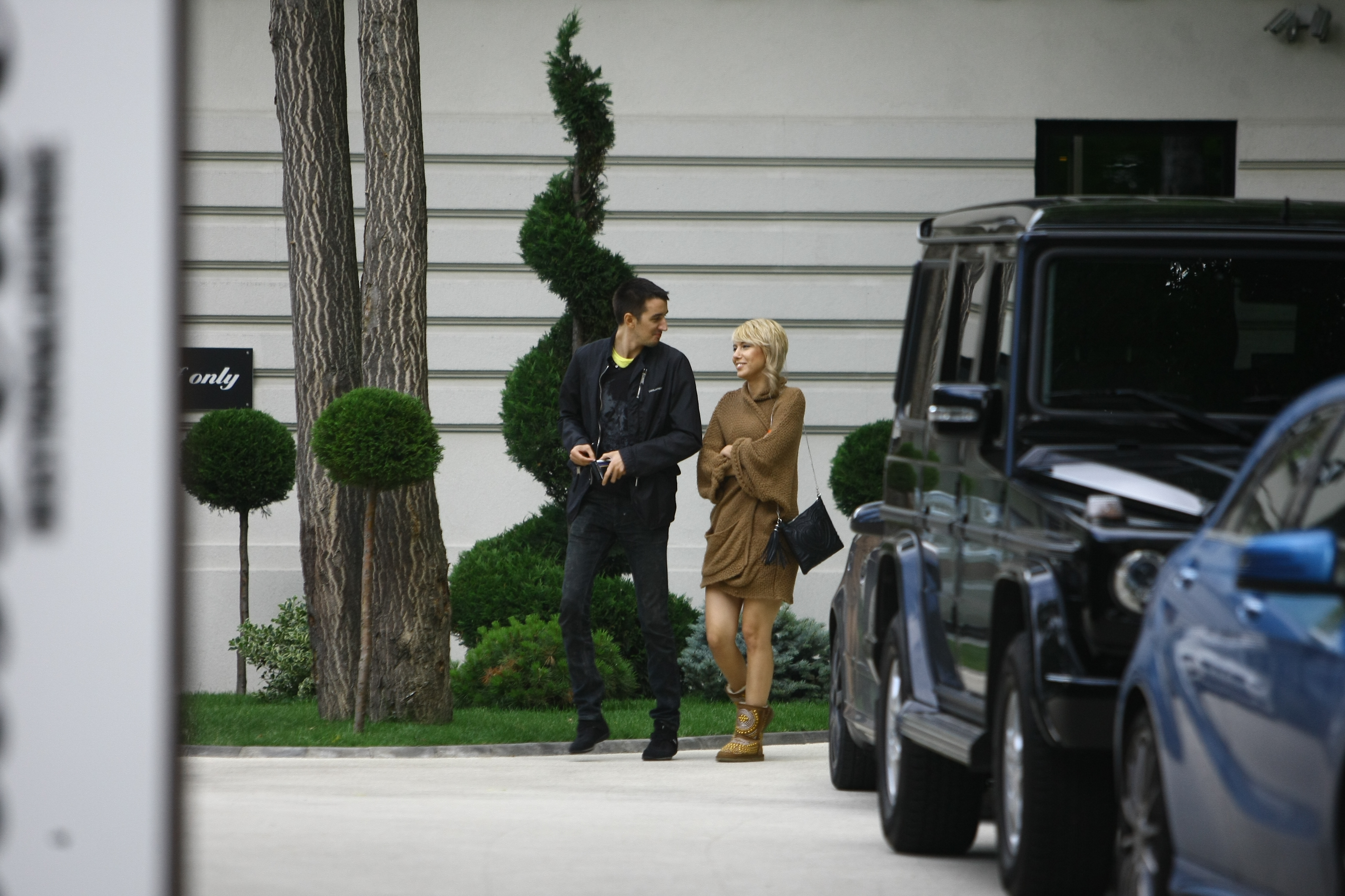 Dupa ce au luat pranzul si au stat ceva vreme la palavre, Tudor a condus-o pe Sore la masina