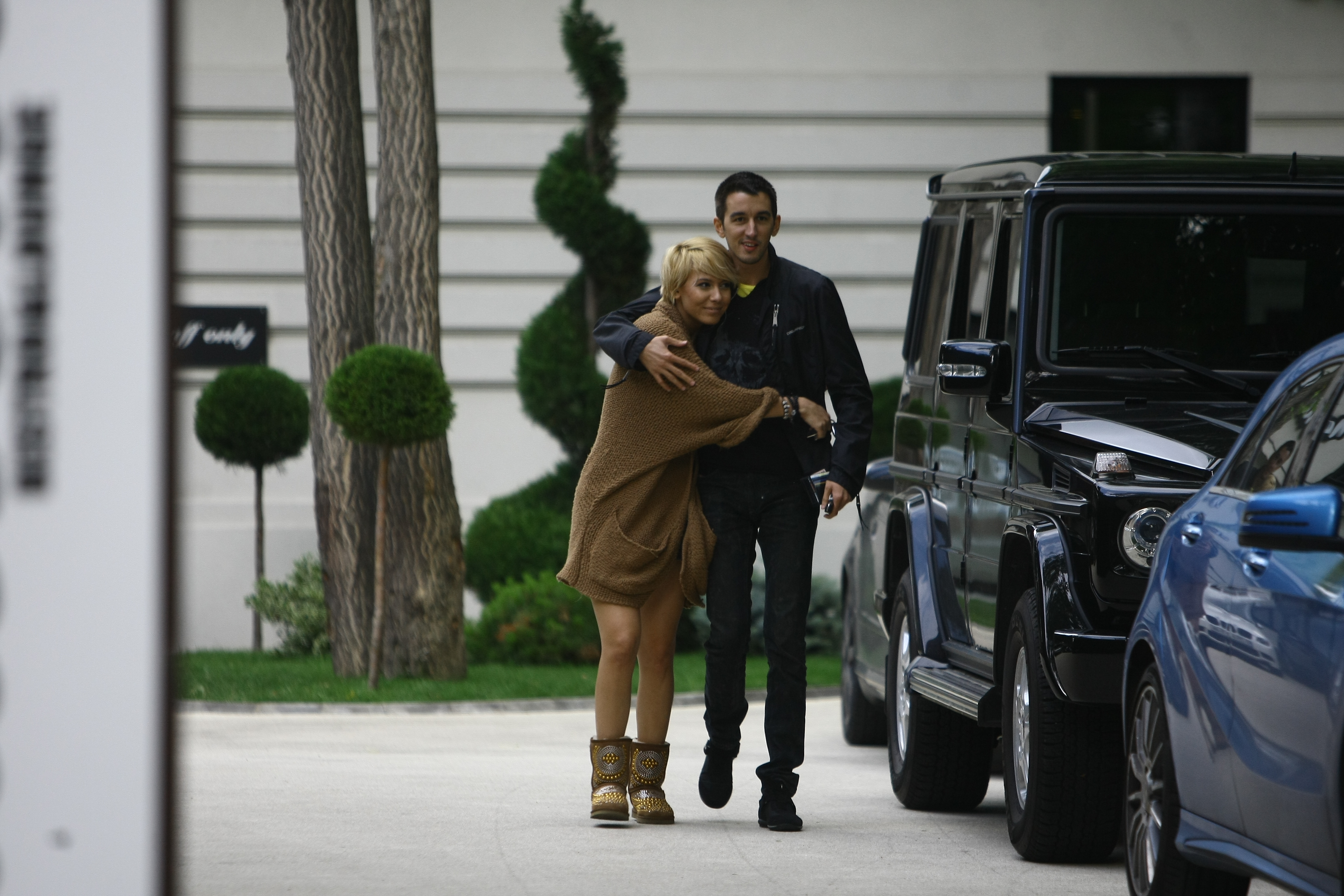 Pe drum spre masina, cei doi s-au imbratisat strans
