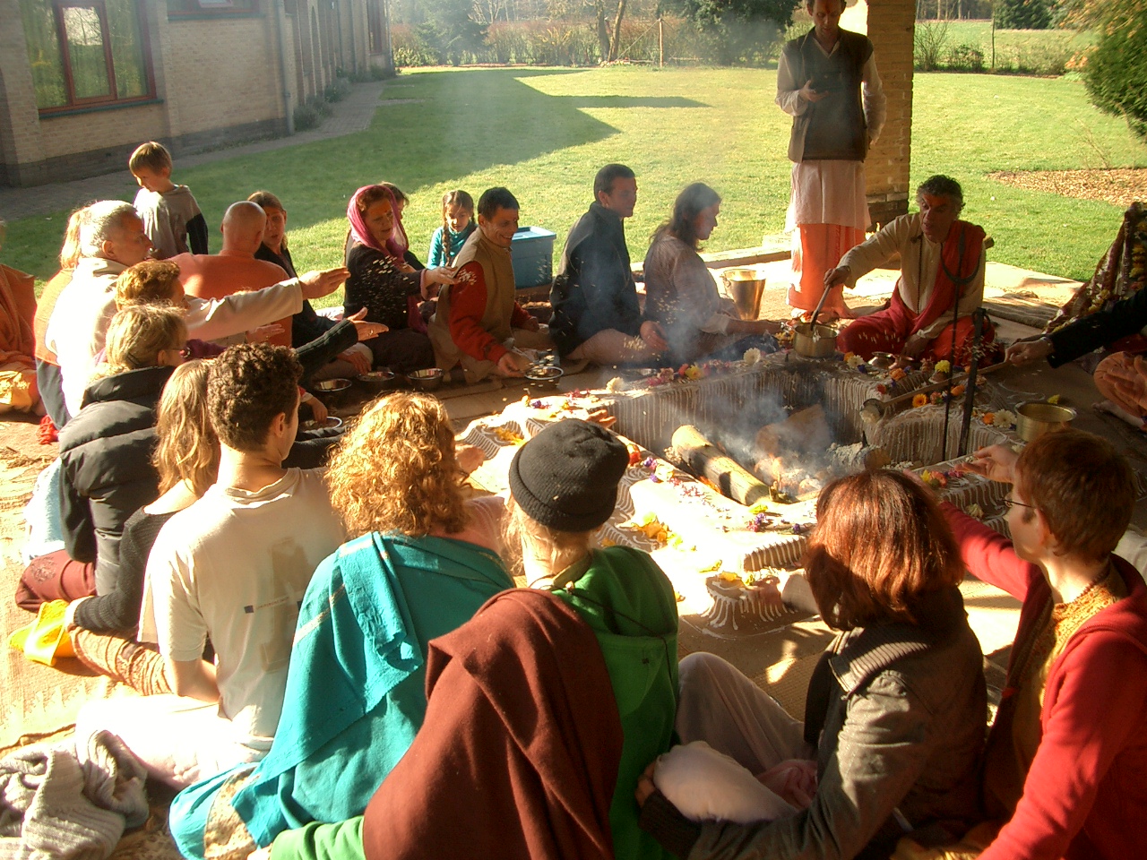 Mesele au loc la comun in conditii departe de cele ale restaurantelor de lux