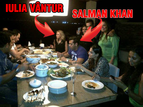 Fotografia in care Iulia apare alaturi de actorul Salman Kahnar fi putut fi facuta la fel de bine intr-un ashram