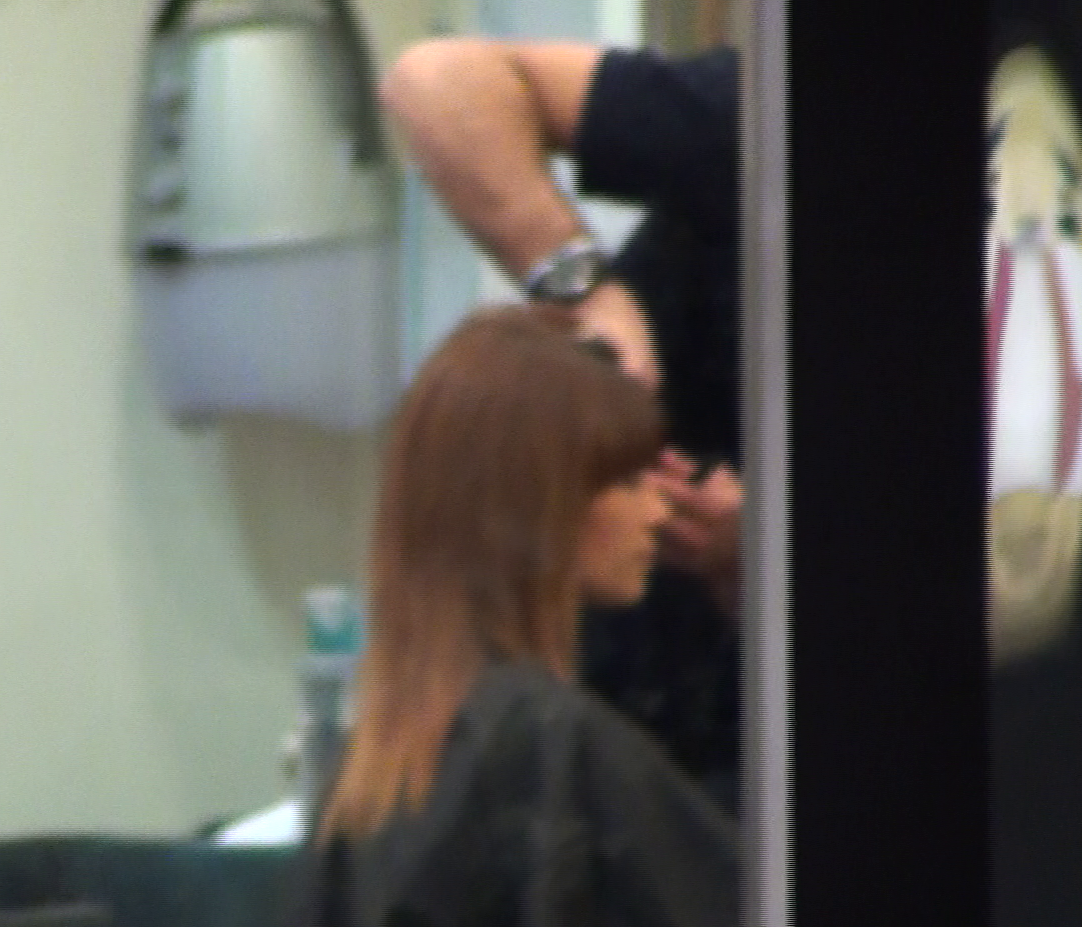 Antoaneta isi ocupa locul pe scaun si incepe distractia