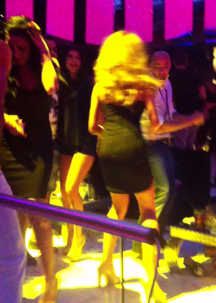 Fotbalistul si tanara incing adevarate dansuri