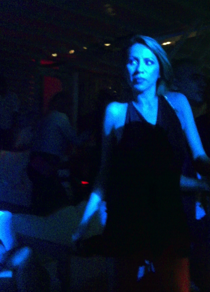 Vedeta a stat in local pana dimineata