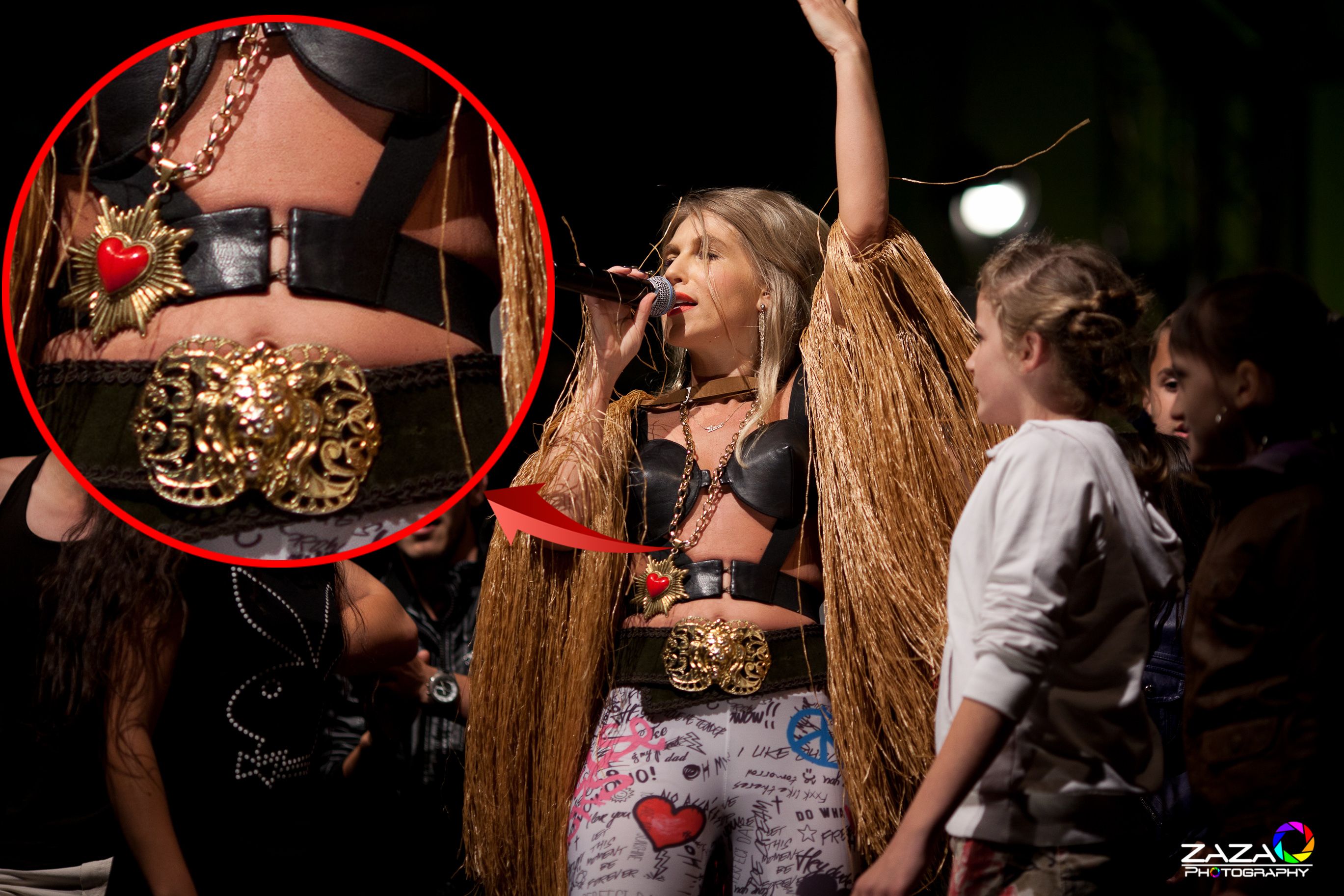 Fie corsetul era prea mic, fie Corina s-a mai ingrasat, cert este ca imginea nu a fost una dintre cele mai reusite