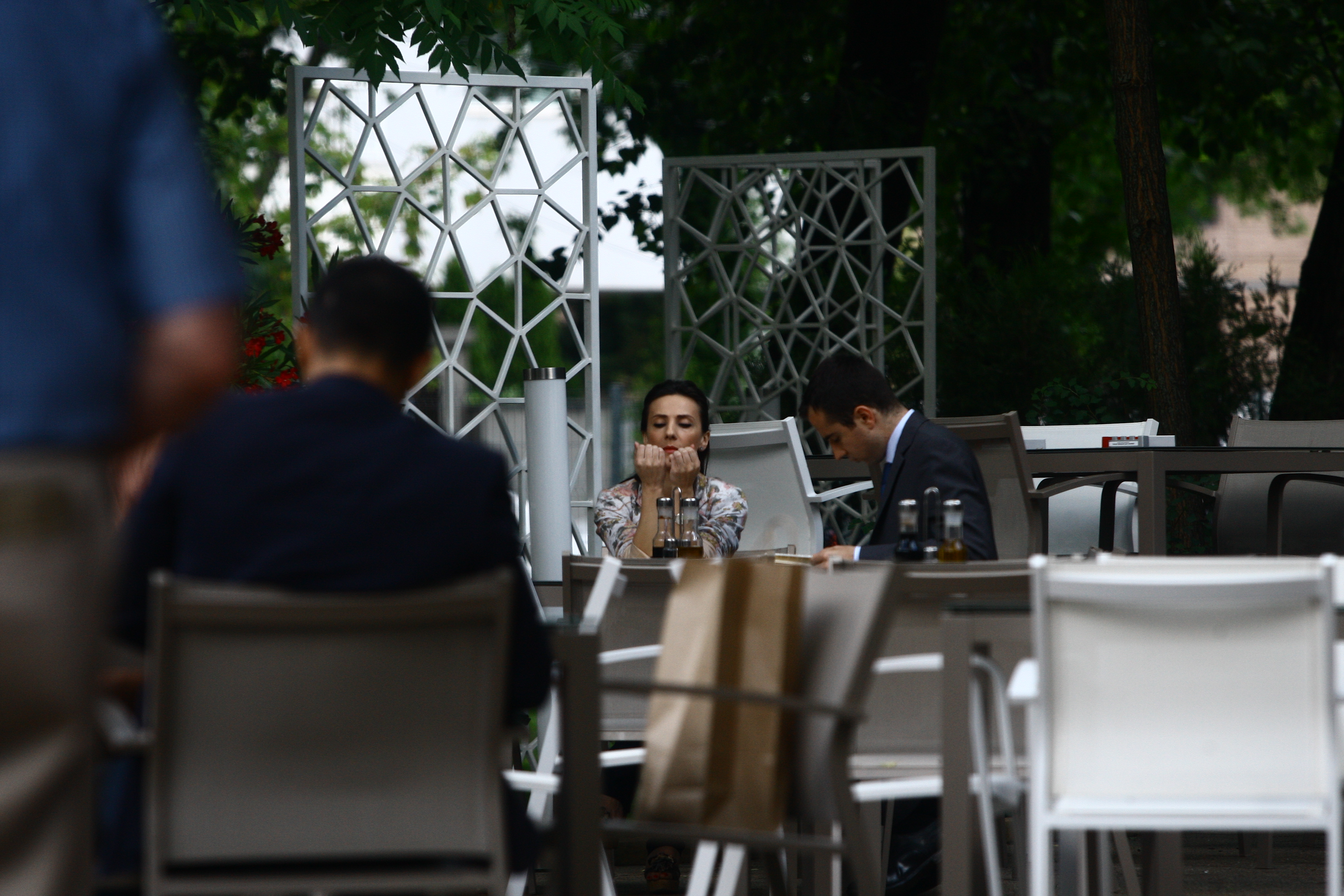 In timp ce iubitul ei se uita pe meniu, Andreea isi verifica manichiura