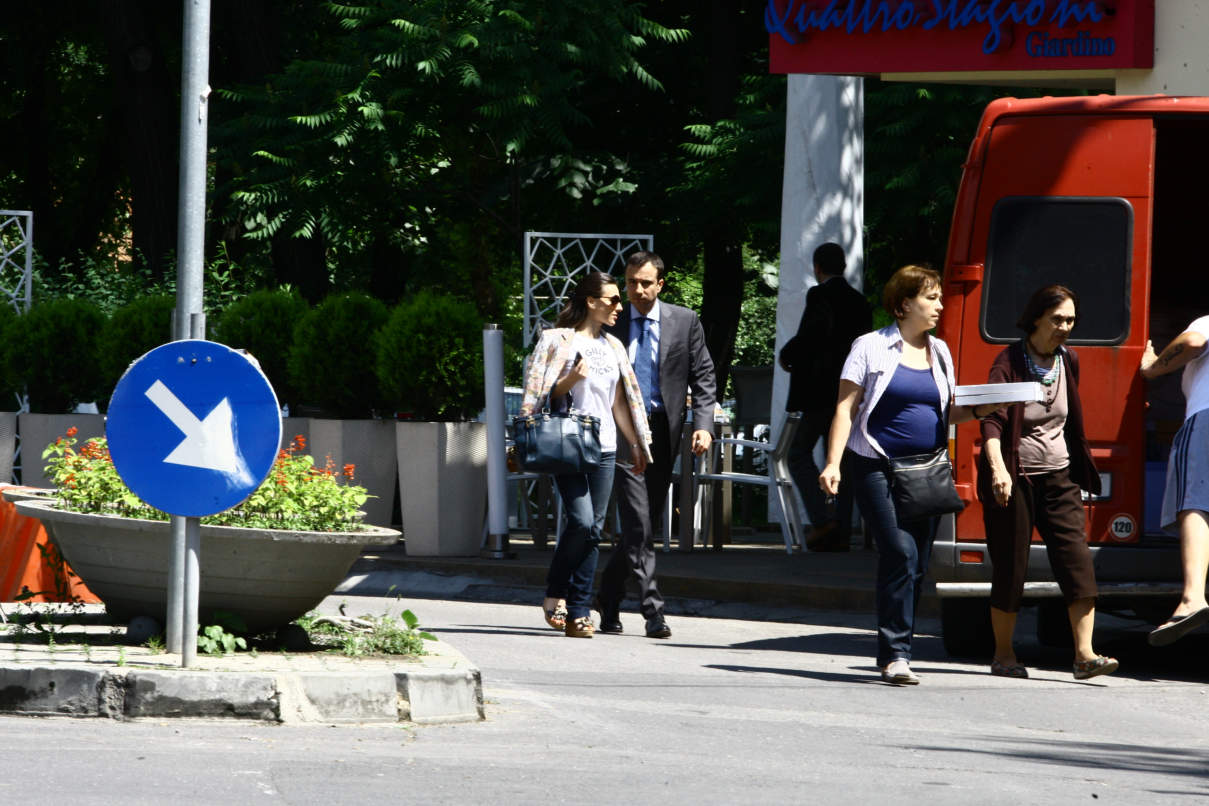 Cei doi parasesc restaurantul unde au luat pranzul