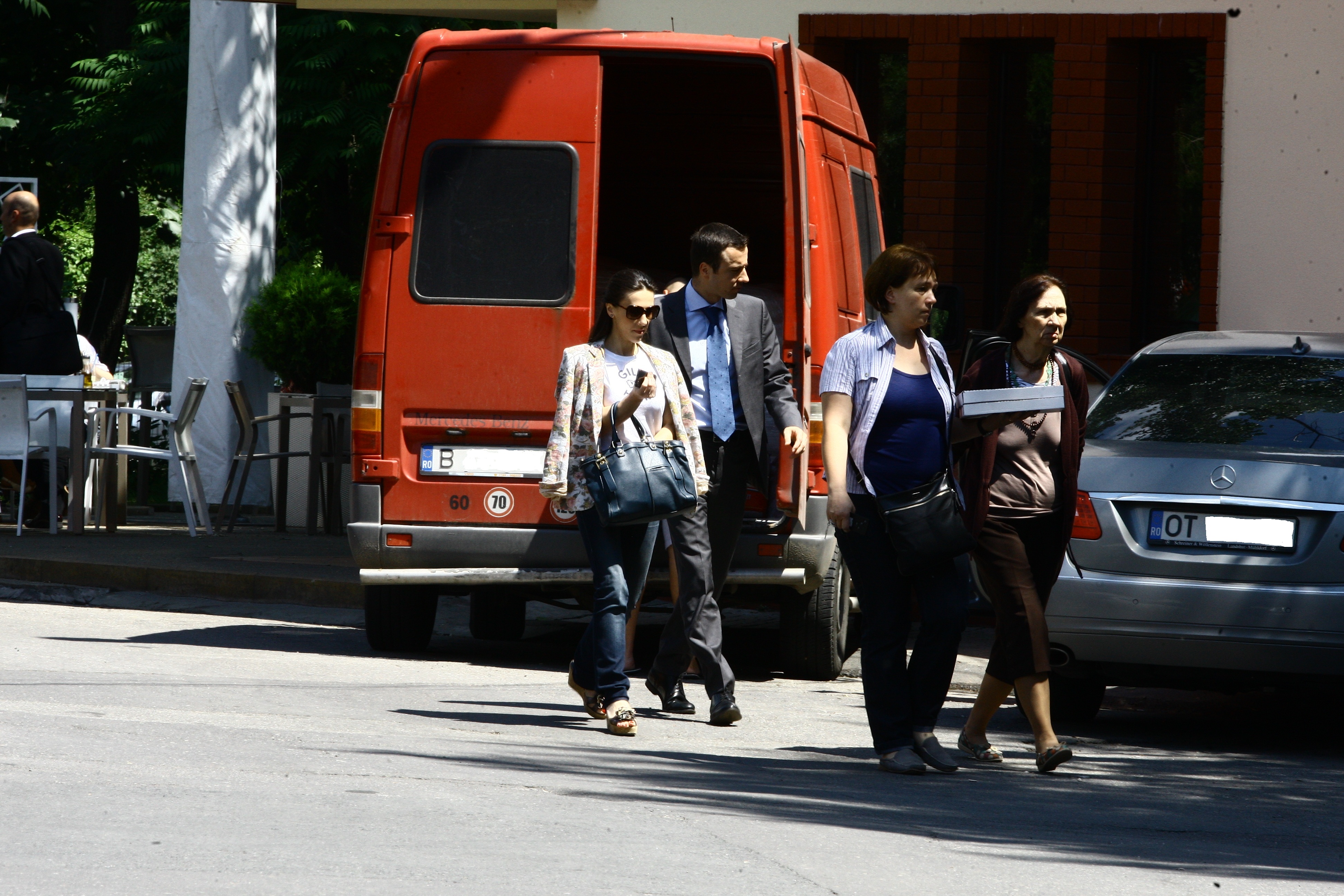 Andreea si iubitul ei se indreapta spre masina fostei gimnaste