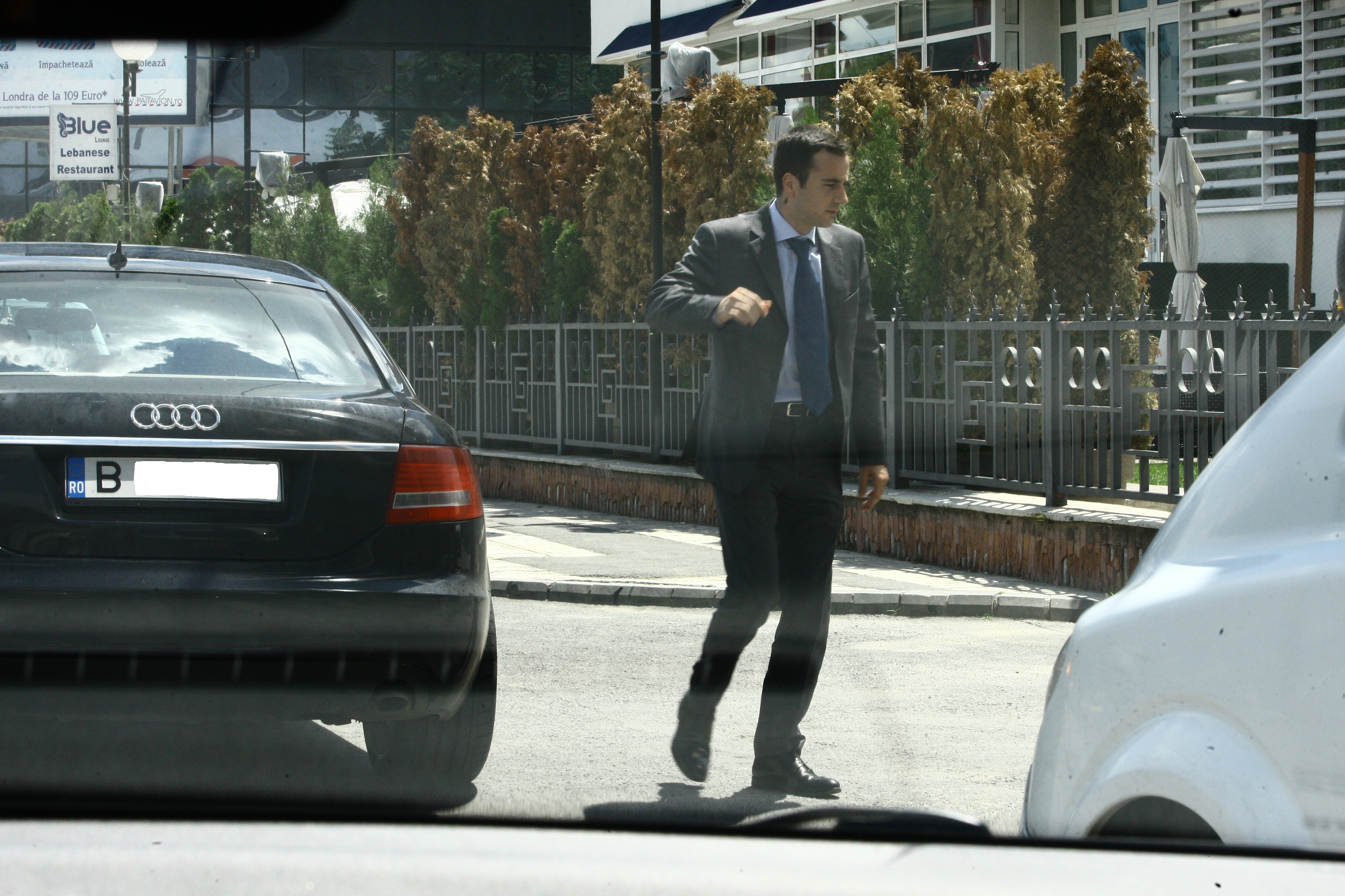 Sportiva isi lasa iubitul inapoi la birou