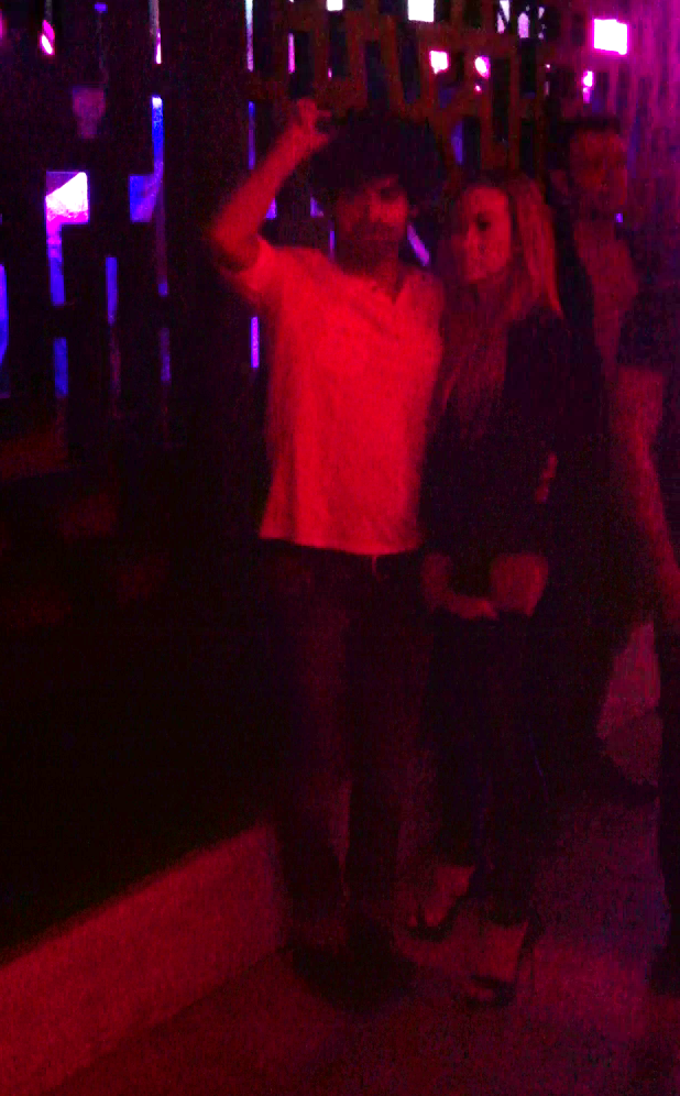 Cantareata nu a intrat in club ci a preferat sa stea de vorba cu Marian Vasilescu in hol