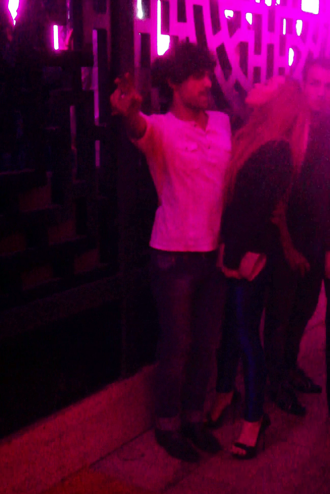 Degeaba incearca barbatul sa o convinga sa intre in club, Xonia nu se lasa induplecata