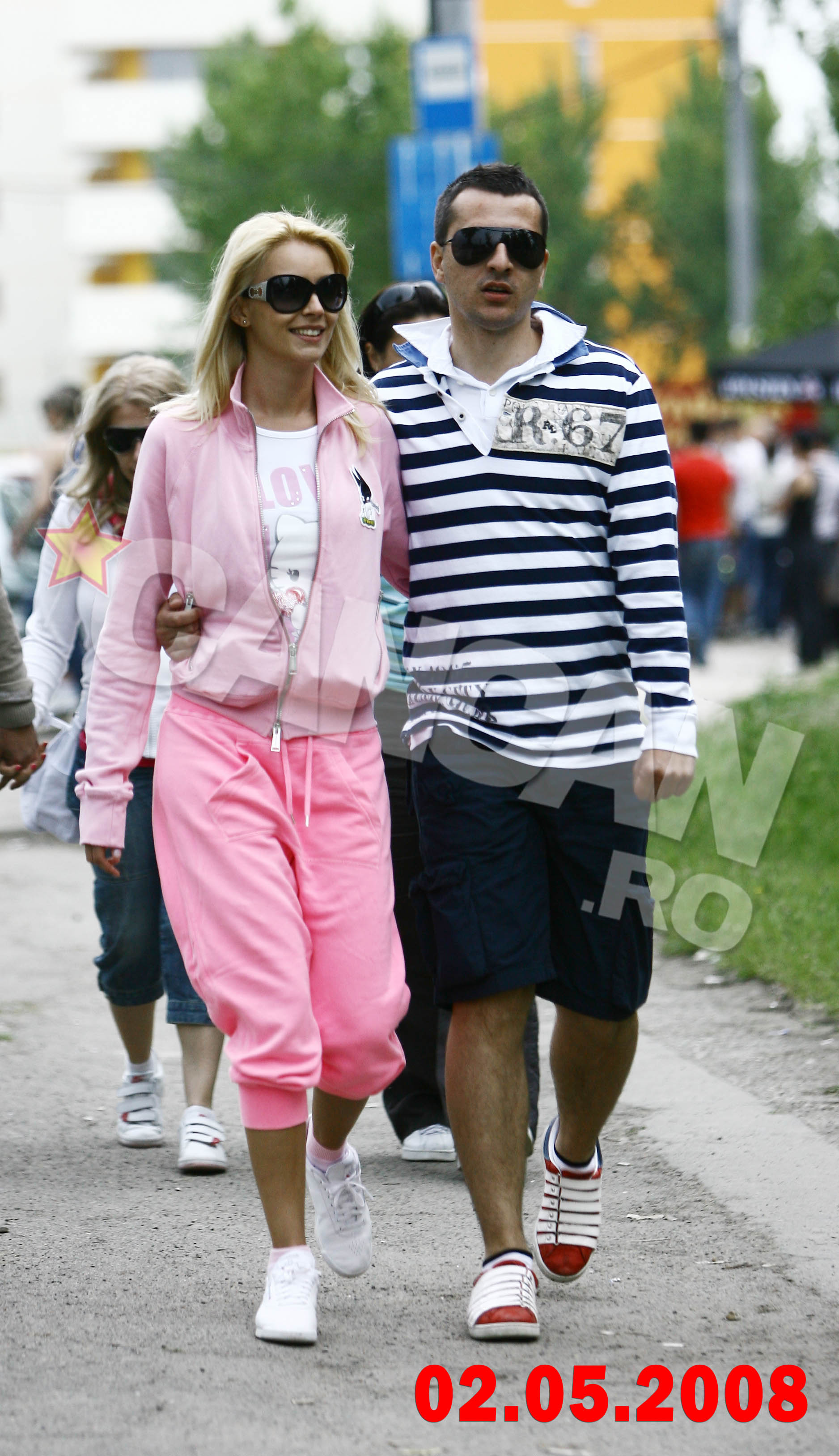 Doua luni mai tarziu, iubirea lor inflorea