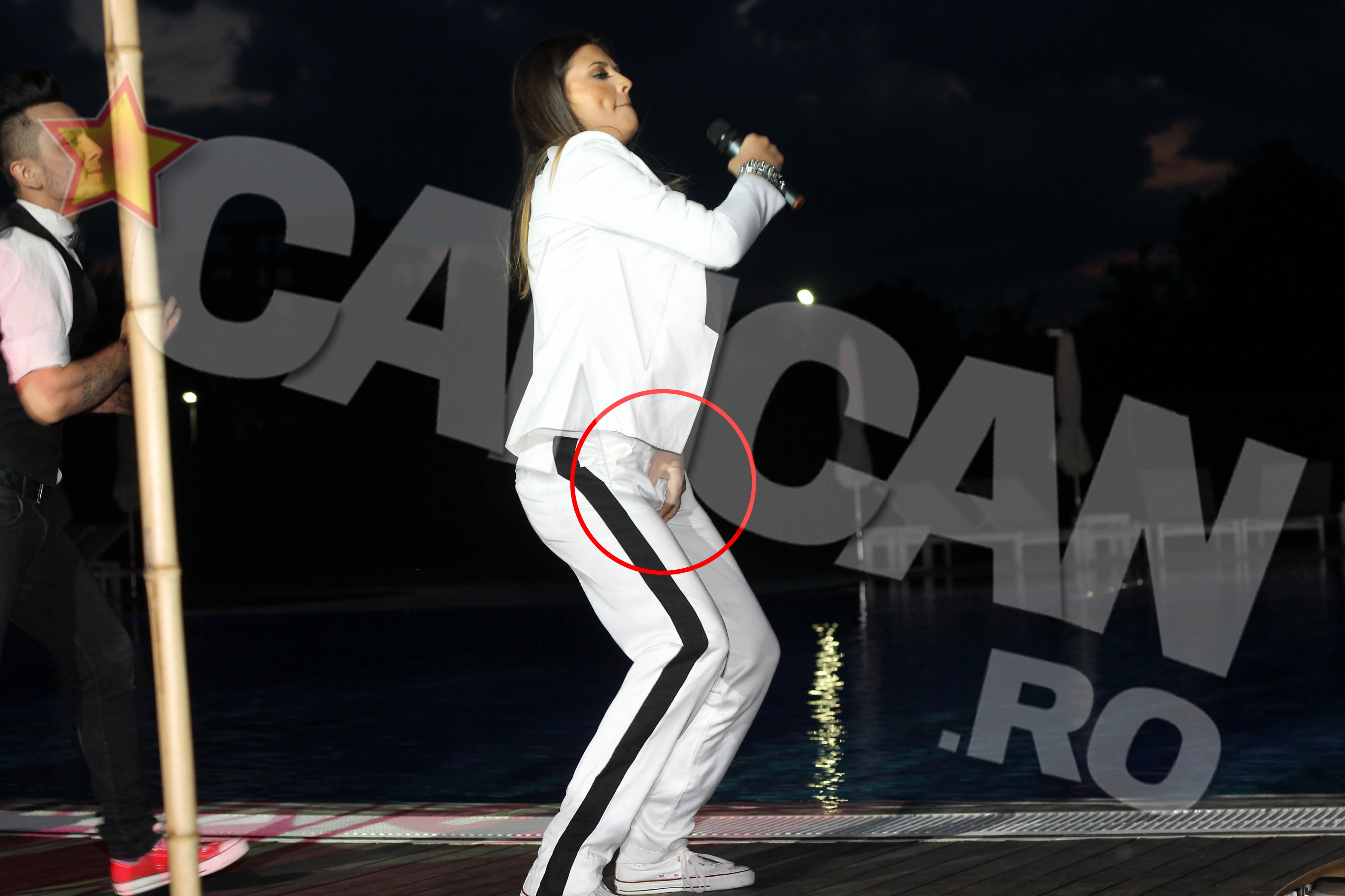 In momentul in care a bagat limba in gura, a facut un alt gest obraznic... si-a atins indranet partile intime