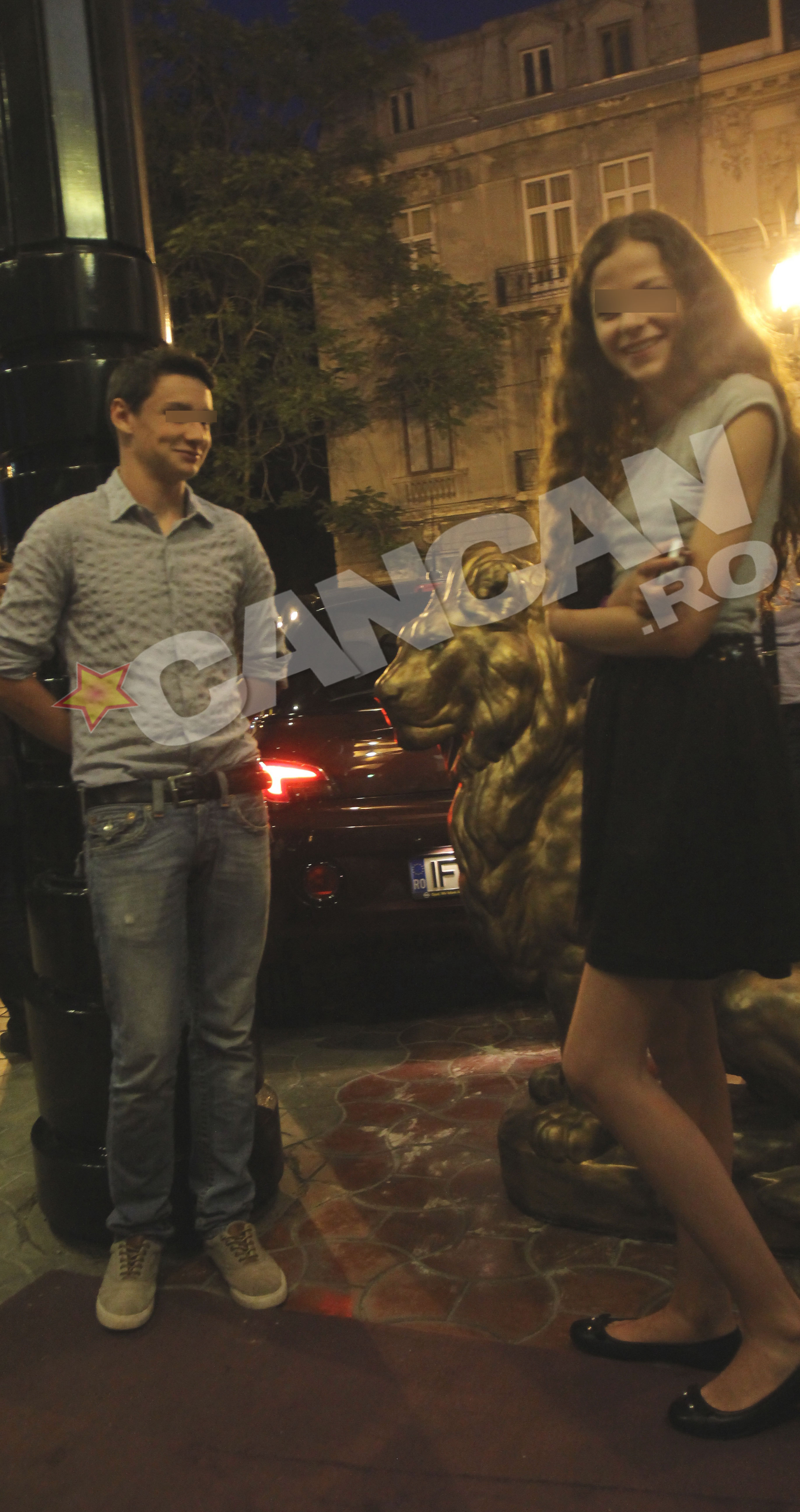 Cat timp Rebecca se pregatea pentru prezentare, sora ei, Gloria, care ii seamana leit mamei sale, s-a intretinut cu prietenul