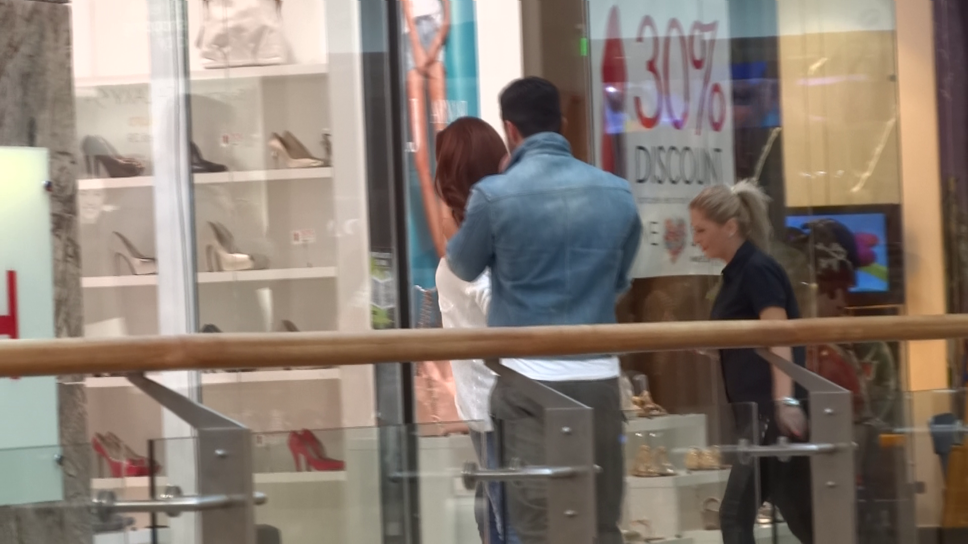 Bianca si Victor intra de mana intr-un magazin cu incaltaminte