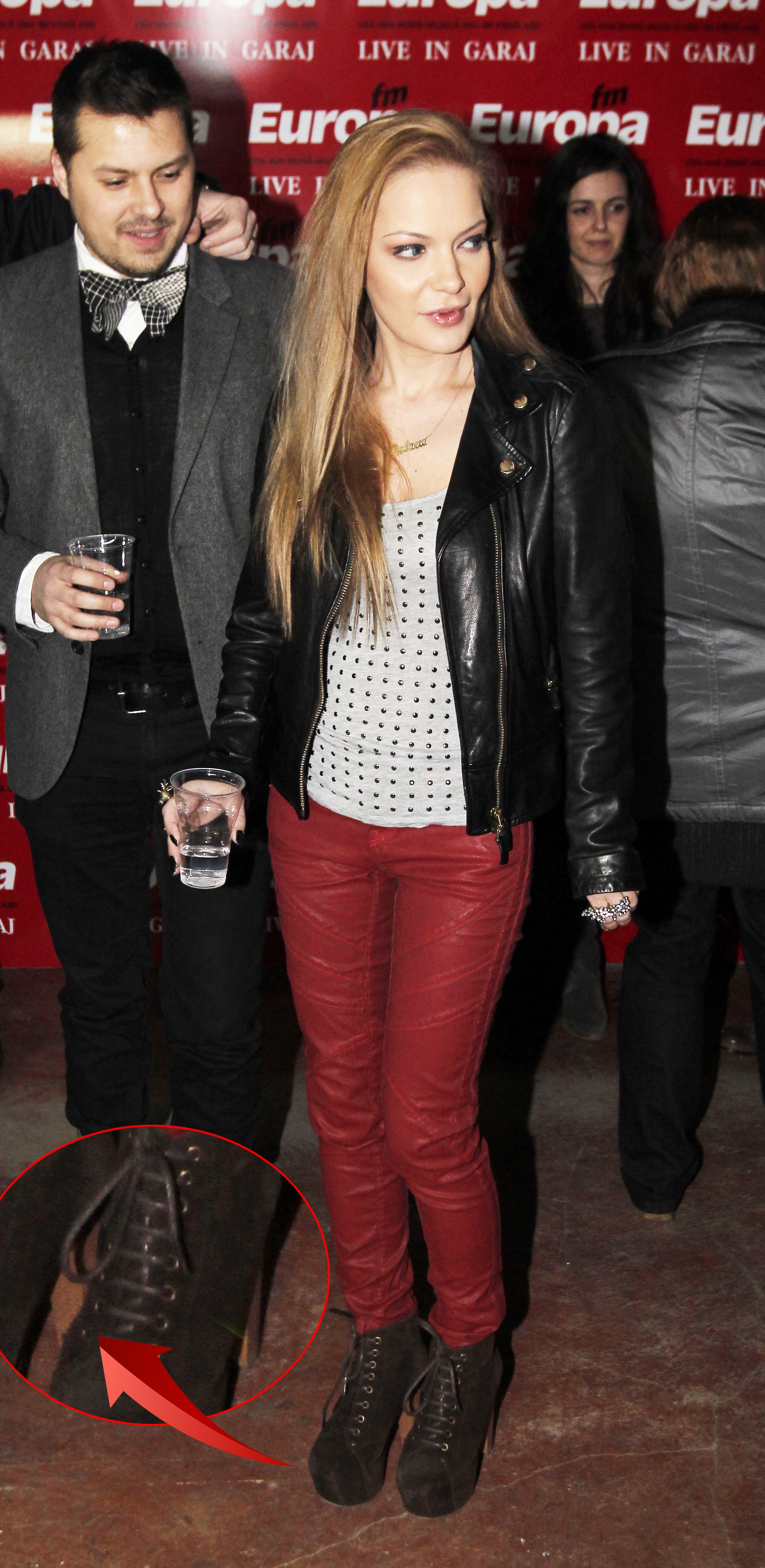 Andreea a purtat vreme indelungata modelul acesta de ghete, in ciuda faptului ca a starnit dezaprobarea criticilor