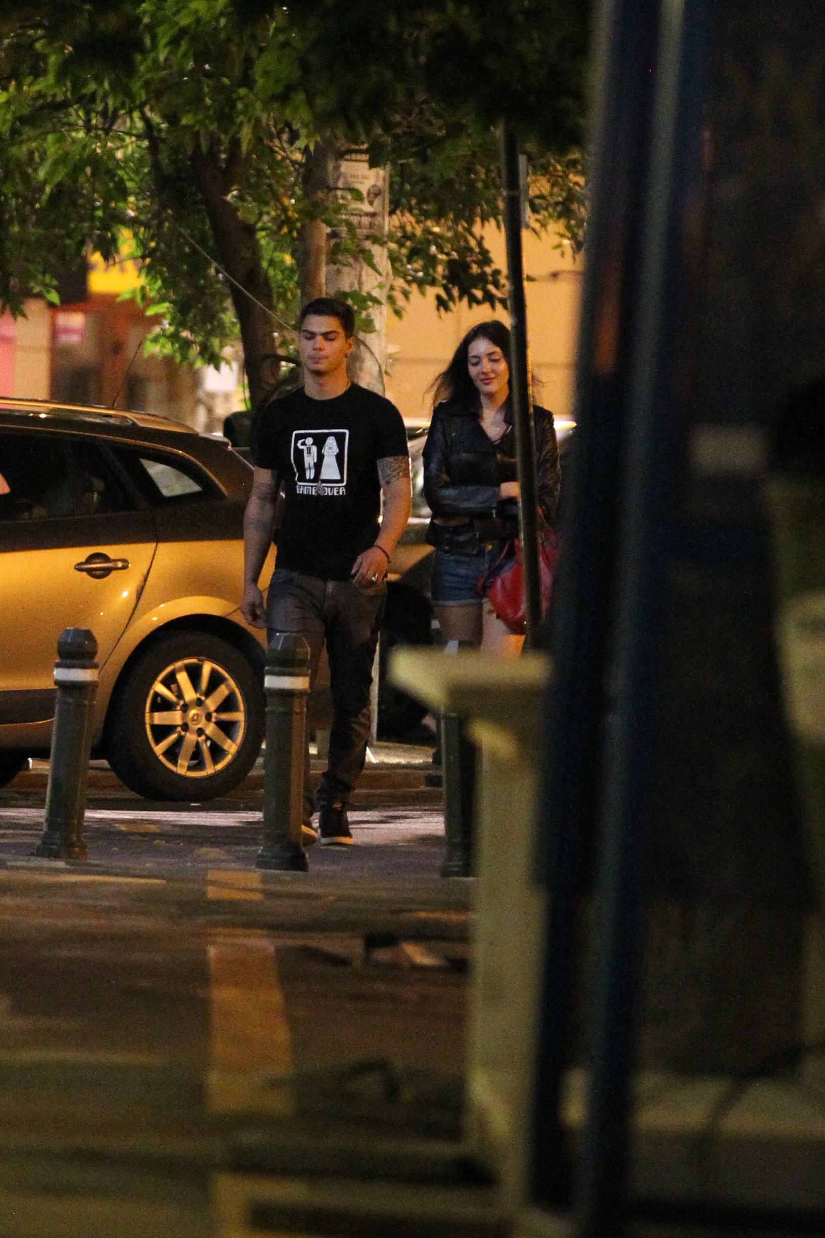 Demeter si partenera lui se plimba pe strada in miezul noptii