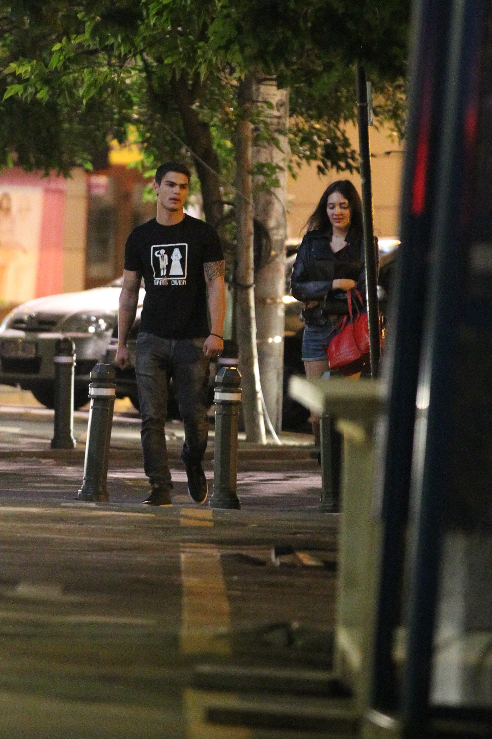 Desi sunt singuri, cei doi nu se apropie foarte mult