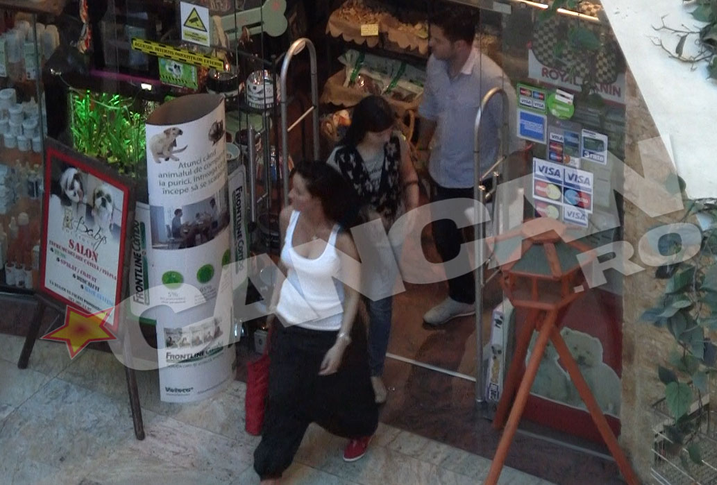 Cu plasa plina, cei trei au plecat spre masina din subsolul mall-ului