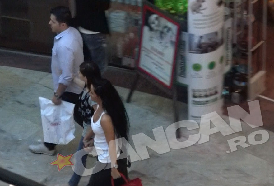 Carmina si-a luat de mana ambii parinti, fericita ca sunt impreuna