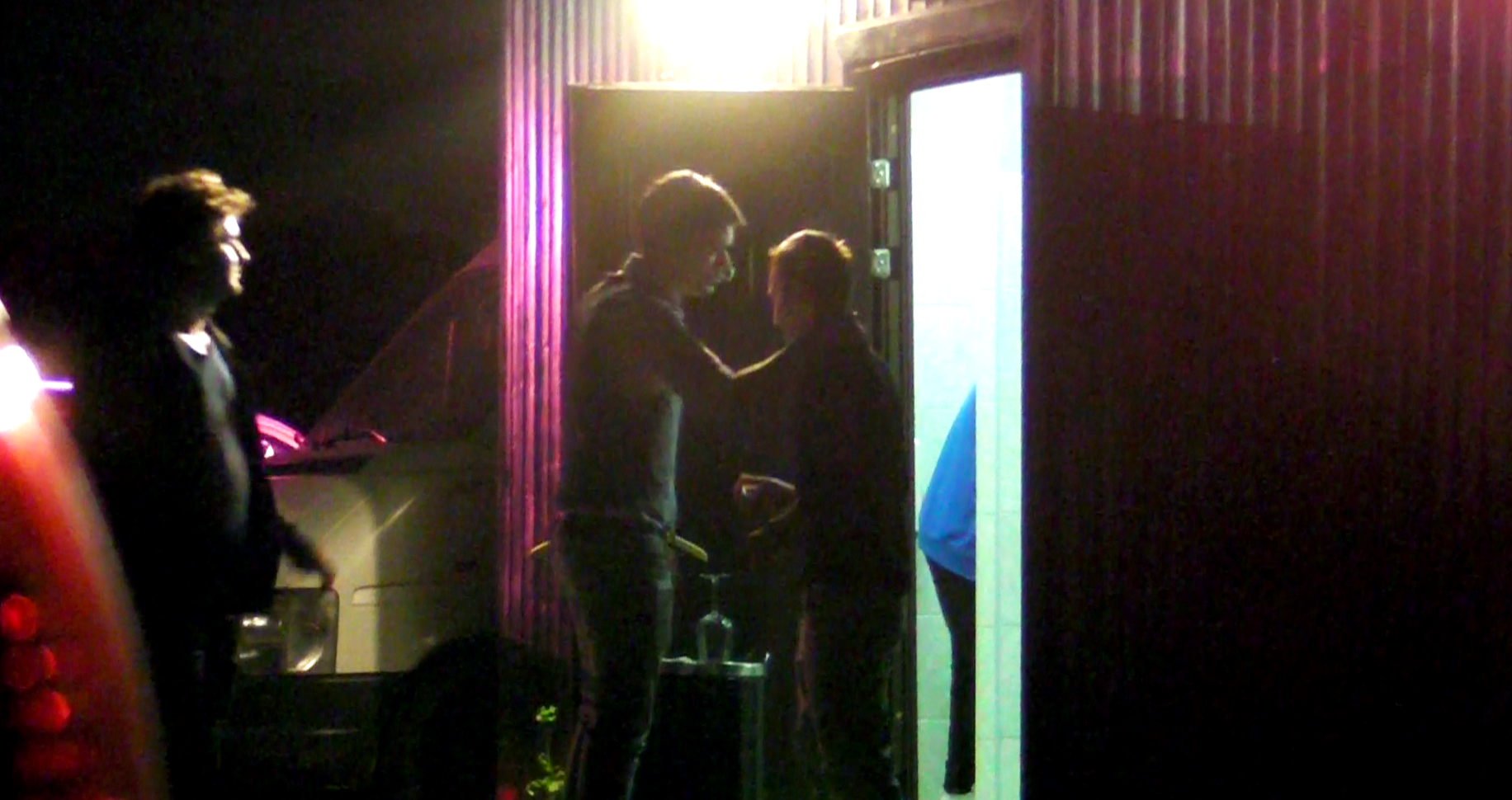 Dony sta de vorba cu un prieteni chiar la intrarea in toaleta